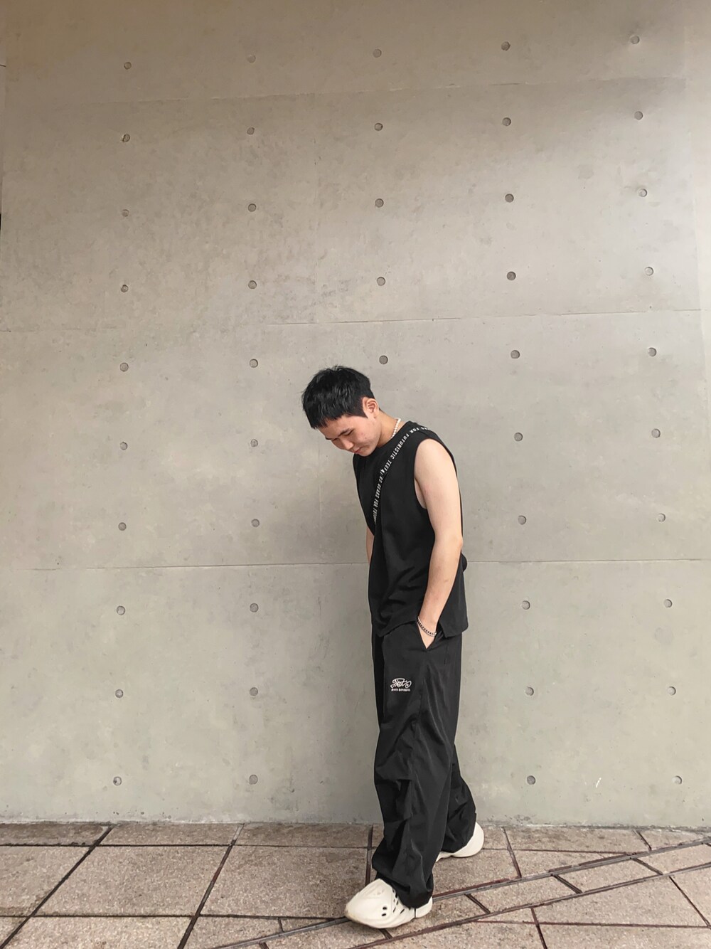「UNIQLO、yeezy、WHO’S WHO gallery」｜「WHO'S WHO galleryのアイテム（パンツ、ブラック系）」を使った、“Toro”さん（メンズ・165cm）の夏コーディネートの1枚目の写真