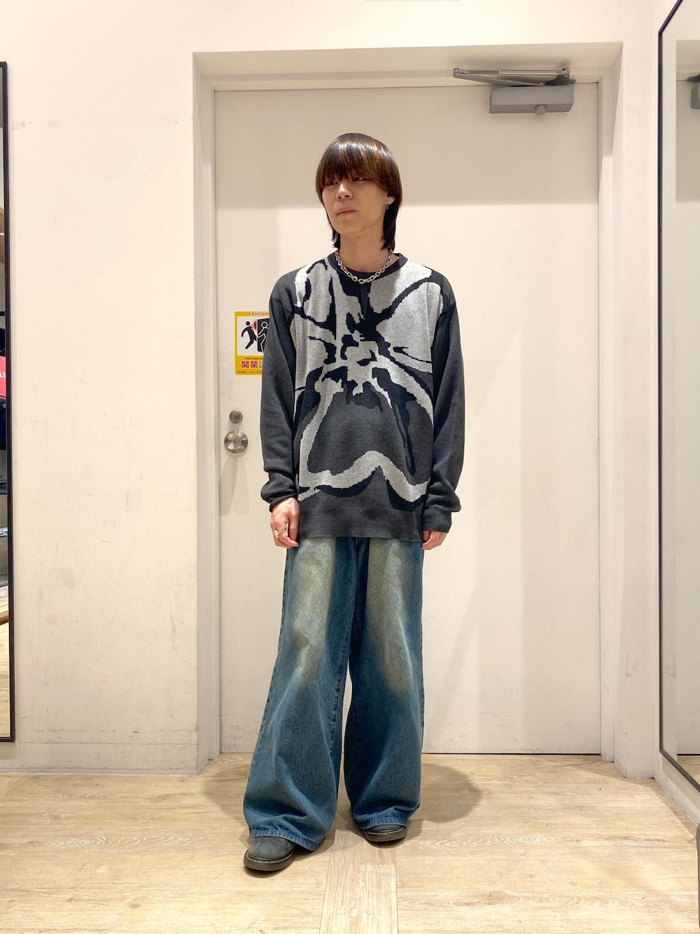 「フラワー、ニット、初春コーデ、春コーデ、JUNRed、ナチュラル、ブルべ冬、オイリー、トップス、ニット/セーター、パンツ、デニムパンツ、ANK75030、ANS75000、Mbottoms_pickup」｜「JUNREDのボリュームカットストレートデニムパンツ（デニムパンツ、ブルー系）」を使った、ササキさん（メンズ・172cm）の冬コーディネートの1枚目の写真