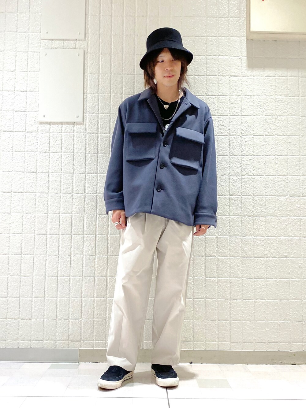 「Junred、CPOジャケット、秋のコーデ、シンプル、大人カジュアル、ワイドパンツ、ホワイトパンツ、バルーンパンツ、ゆるコーデ、ラフ、おしゃれさんと繋がりたい、秋冬コーデ、スニーカー、シャツスタイル、プチプラコーデ」｜「JUNREDの【サスティナブル】ウーリータッチCPOブルゾン（ブルゾン、ブルー系）」を使った、ササキさん（メンズ・171cm）の秋コーディネートの1枚目の写真
