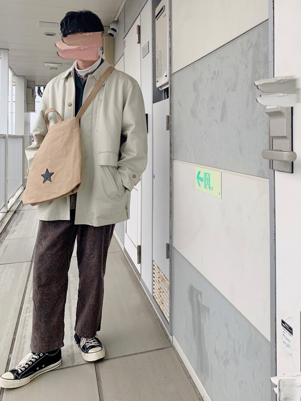 「おしゃれさんと繋がりたい、柄パンツ、コート、大学生、コンバース、トートバッグ、レイヤード、冬コーデ、冬、ステンカラーコート、古着MIX、古着」｜「usedのアイテム（ステンカラーコート、ホワイト系）」を使った、ふみふみさん（メンズ・172cm）の冬コーディネートの1枚目の写真