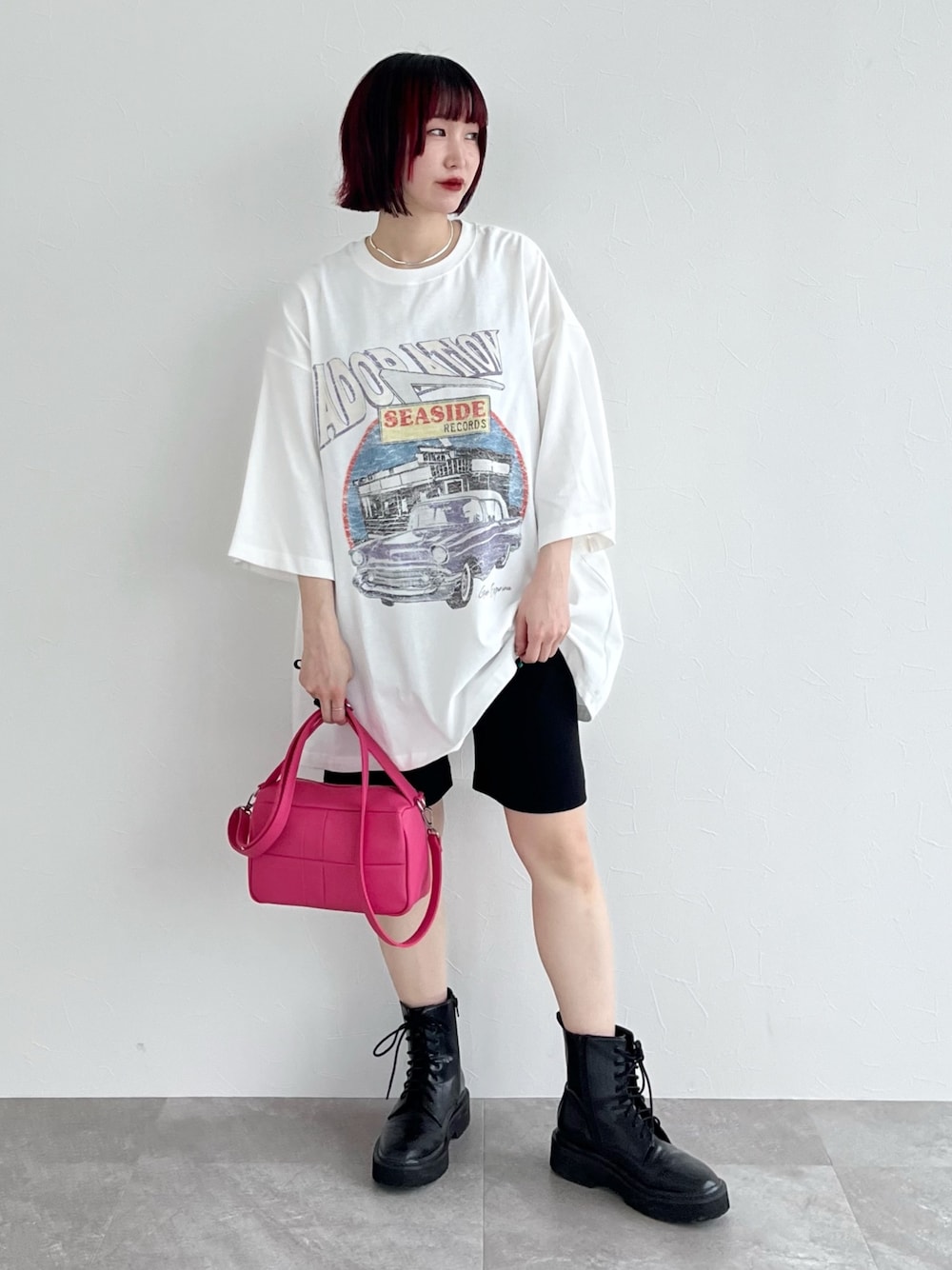 ホワイト系のTシャツ/カットソー、ピンク系のショルダーバッグ、ブラック系のその他パンツを着用したレディースの春コーディネートの2枚目の写真