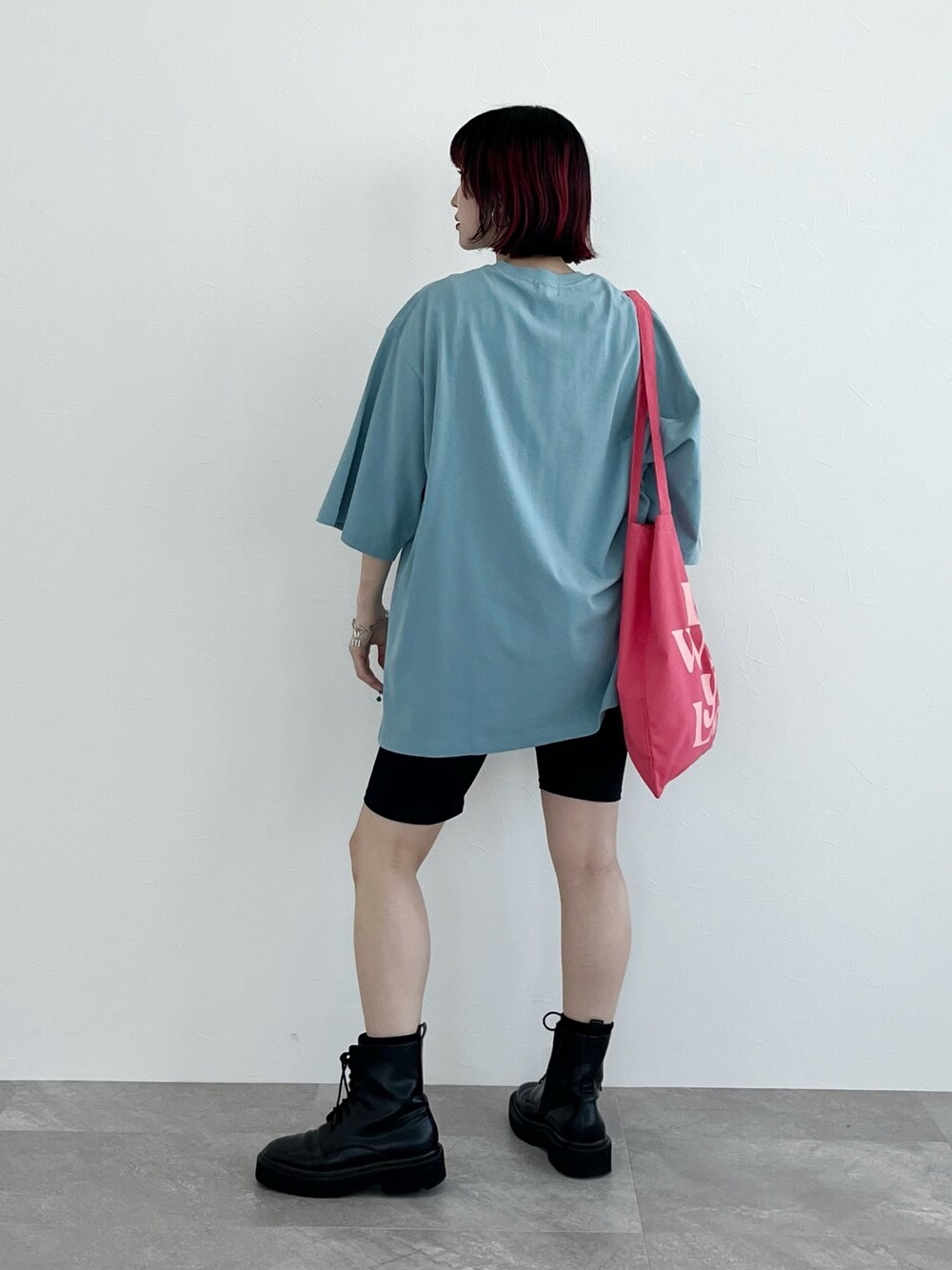 ブルー系のTシャツ/カットソー、ブラック系のその他パンツ、ピンク系のショルダーバッグを着用したレディースの春コーディネートの3枚目の写真