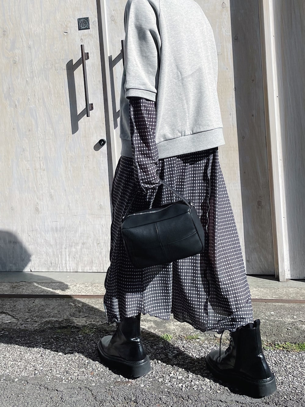 その他のワンピース、グレー系のTシャツ/カットソー、ブラック系のバッグを着用したレディースの春コーディネートの2枚目の写真