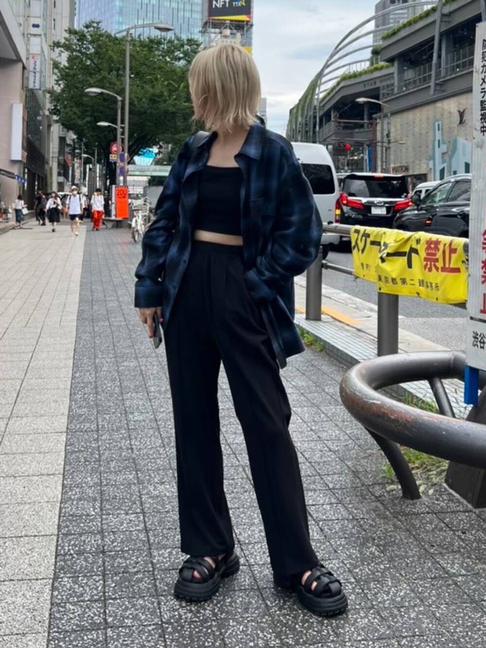 ブラック系のその他パンツ、ブラック系のサンダル、ブラック系のショルダーバッグを着用したレディースの秋コーディネートの1枚目の写真