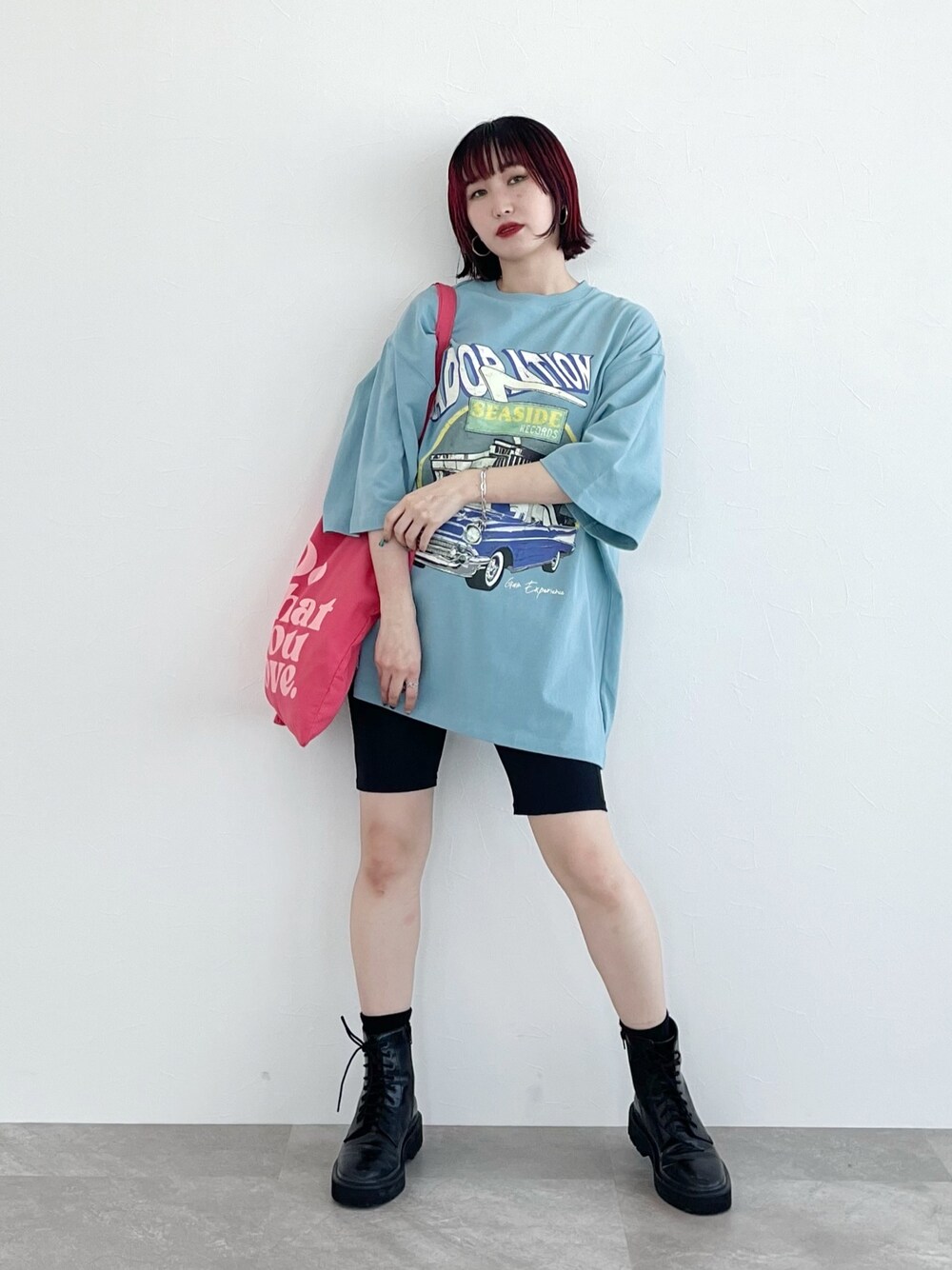 ブルー系のTシャツ/カットソー、ブラック系のその他パンツ、ピンク系のショルダーバッグを着用したレディースの春コーディネートの5枚目の写真