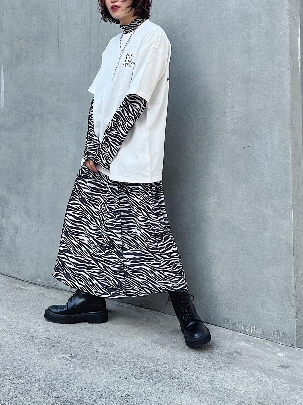 その他のワンピース、ホワイト系のTシャツ/カットソーを着用したレディースの春コーディネートの3枚目の写真