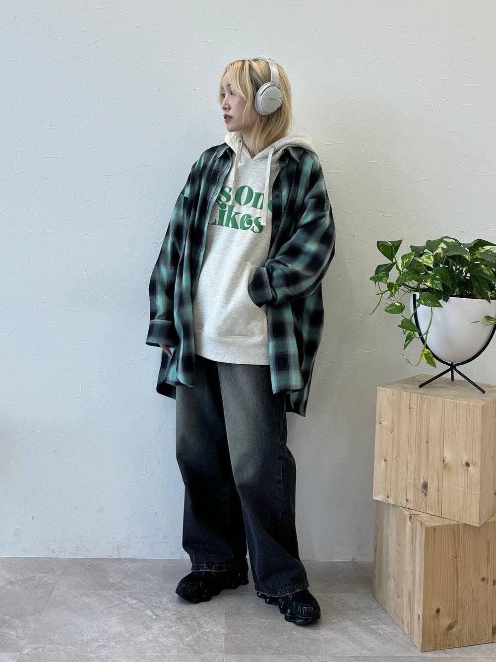 ブラック系のデニムパンツ、グリーン系のシャツ/ブラウス、ベージュ系のパーカーを着用したレディースの秋コーディネートの1枚目の写真