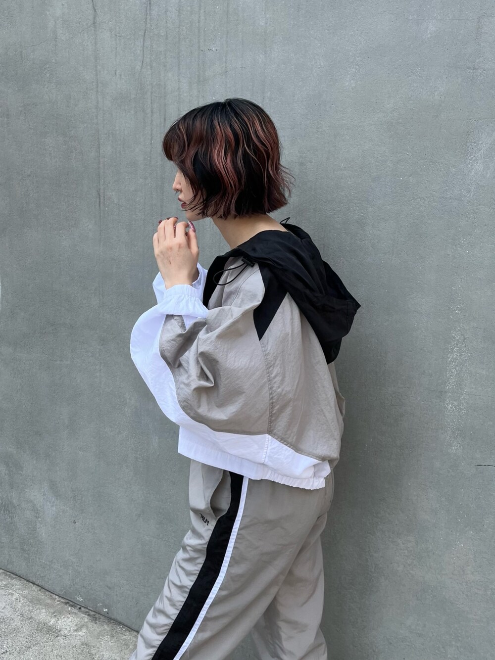 グレー系のブルゾン、グレー系のその他パンツ、ホワイト系のタンクトップを着用したレディースの春コーディネートの4枚目の写真
