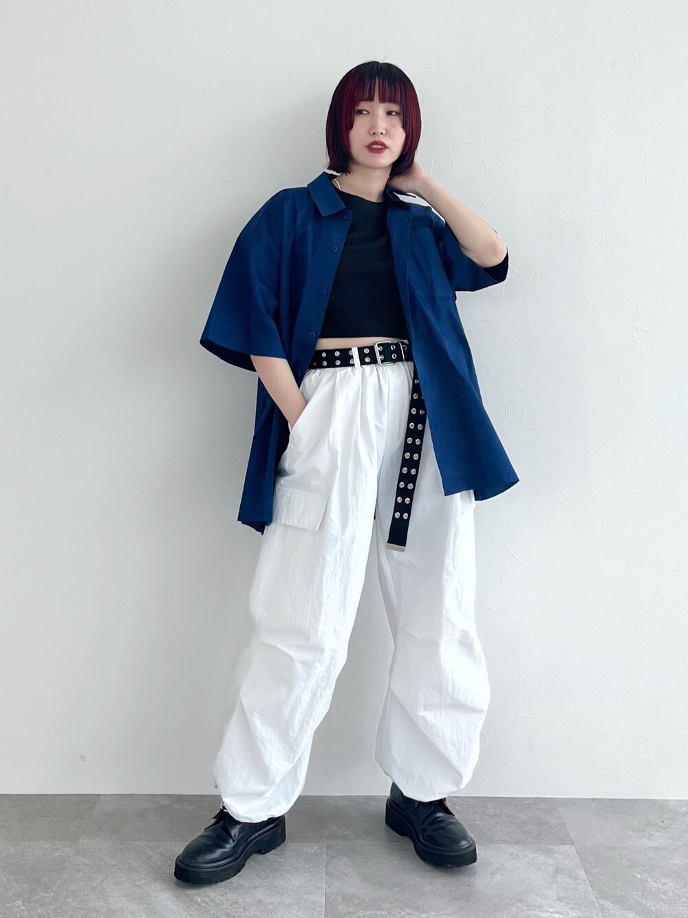 ブラック系のTシャツ/カットソー、ブルー系のシャツ/ブラウス、ホワイト系のその他パンツを着用したレディースの春コーディネートの3枚目の写真