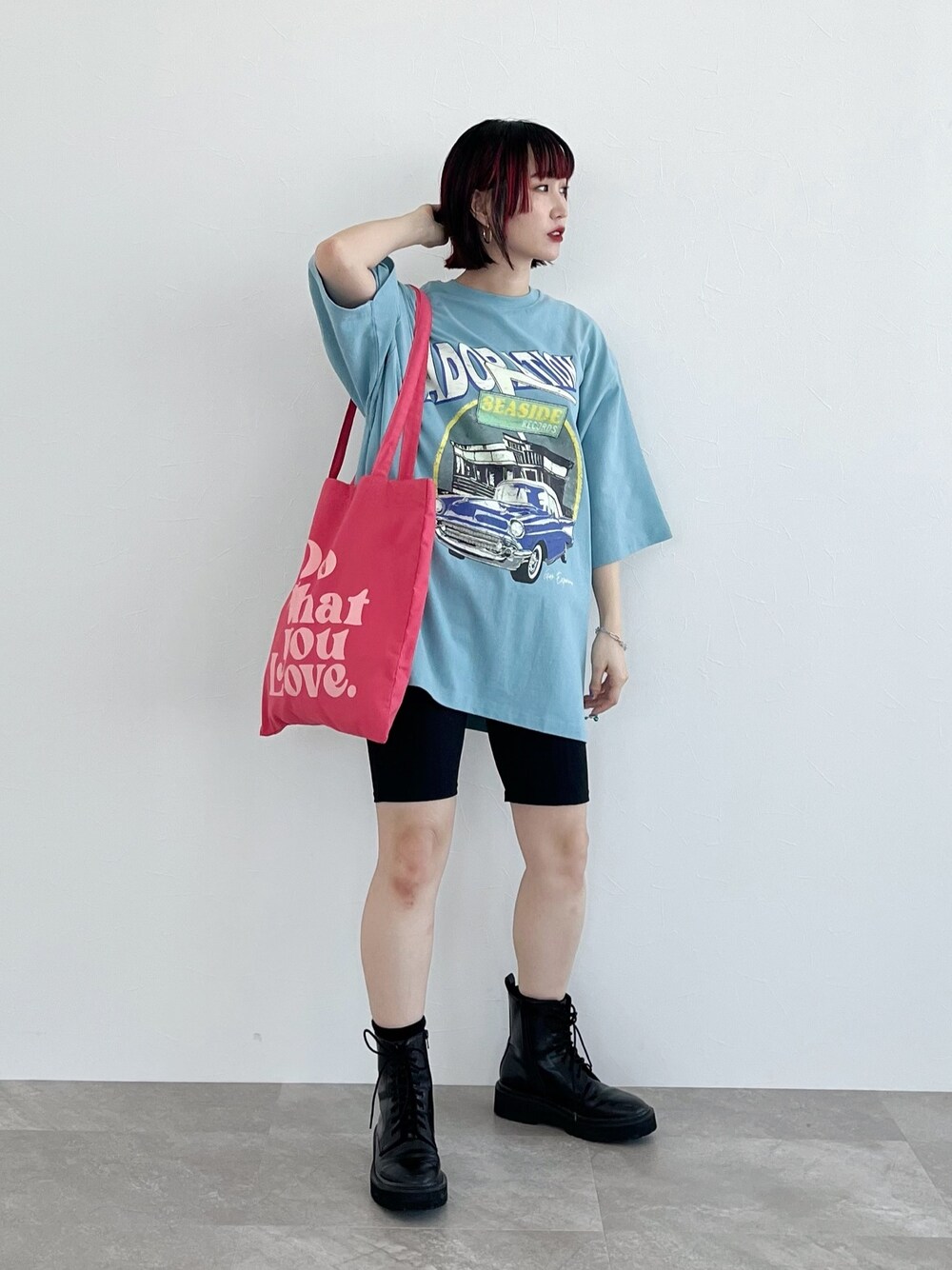 ブルー系のTシャツ/カットソー、ブラック系のその他パンツ、ピンク系のショルダーバッグを着用したレディースの春コーディネートの4枚目の写真