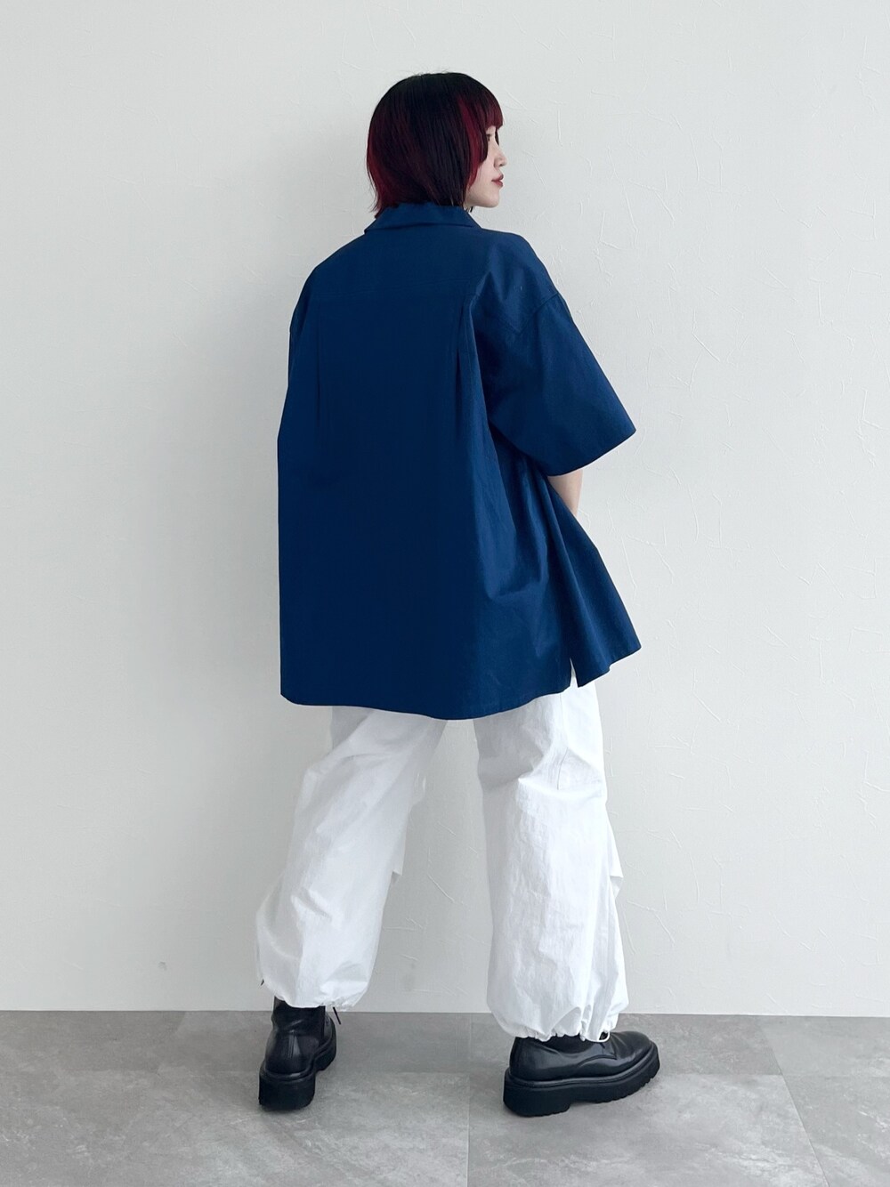 ブラック系のTシャツ/カットソー、ブルー系のシャツ/ブラウス、ホワイト系のその他パンツを着用したレディースの春コーディネートの2枚目の写真