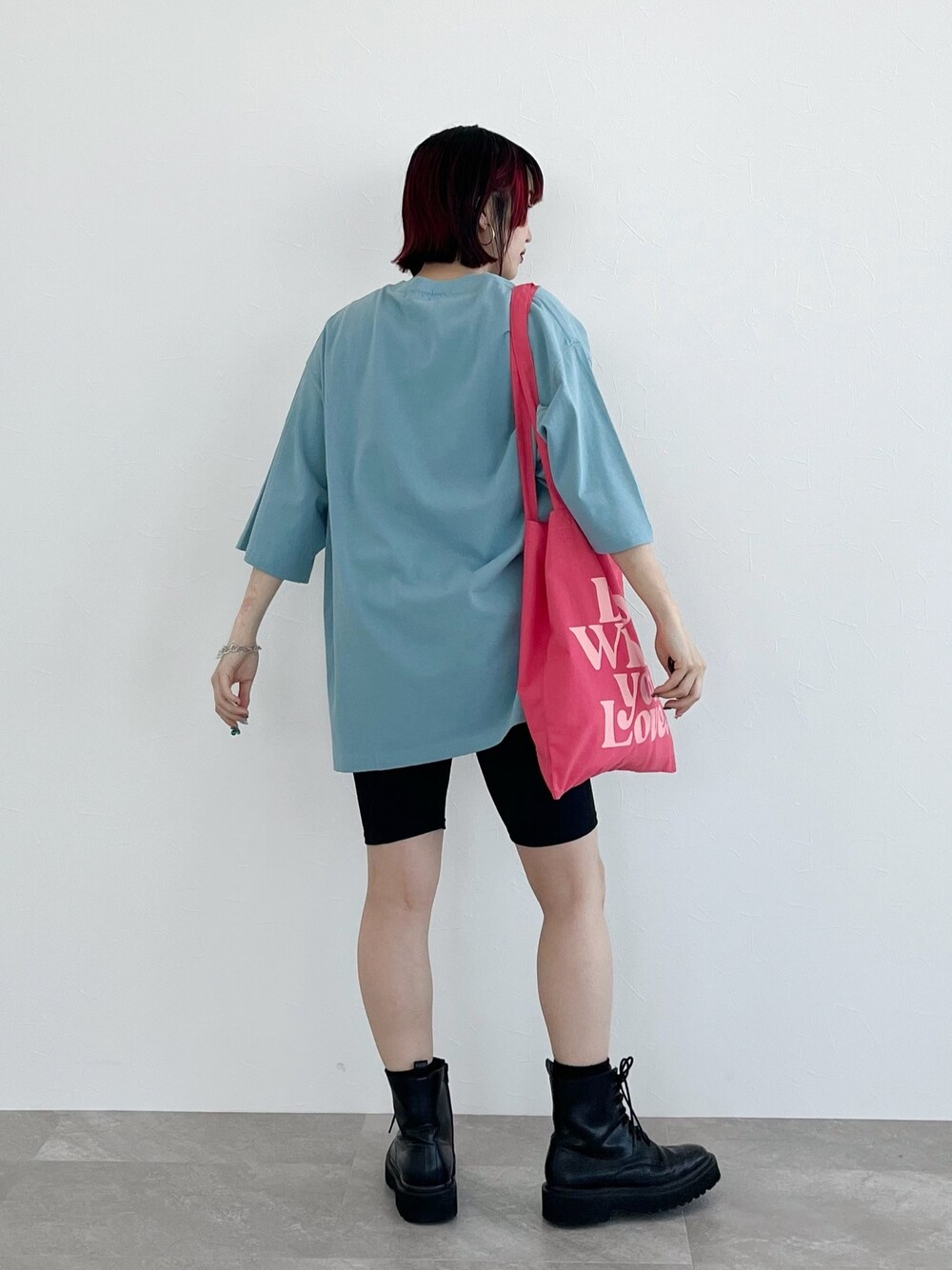 ブルー系のTシャツ/カットソー、ブラック系のその他パンツ、ピンク系のショルダーバッグを着用したレディースの春コーディネートの2枚目の写真