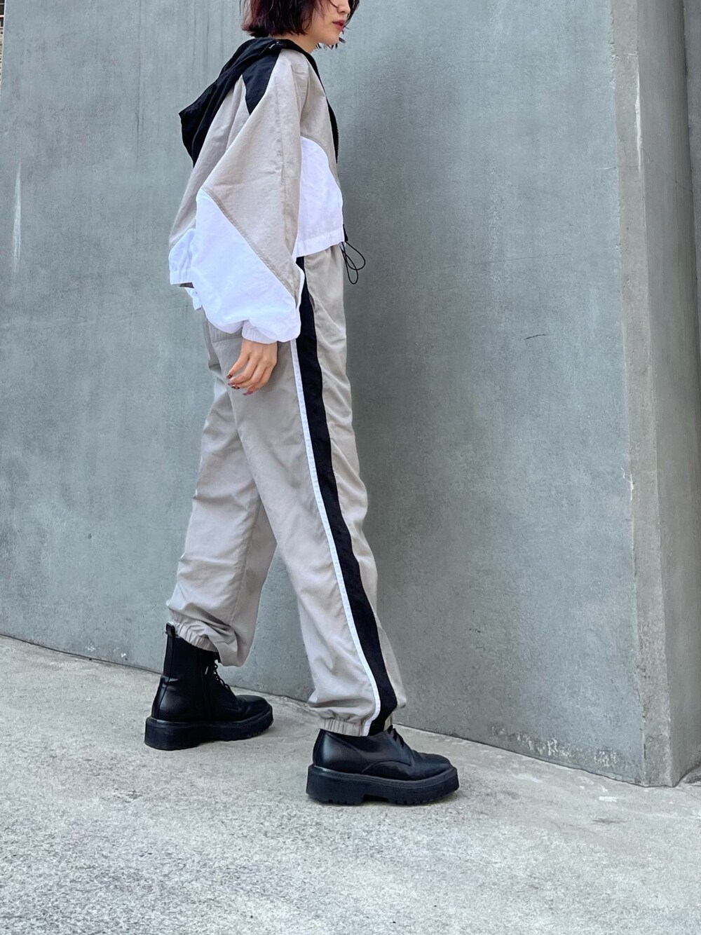 グレー系のブルゾン、グレー系のその他パンツ、ホワイト系のタンクトップを着用したレディースの春コーディネートの5枚目の写真