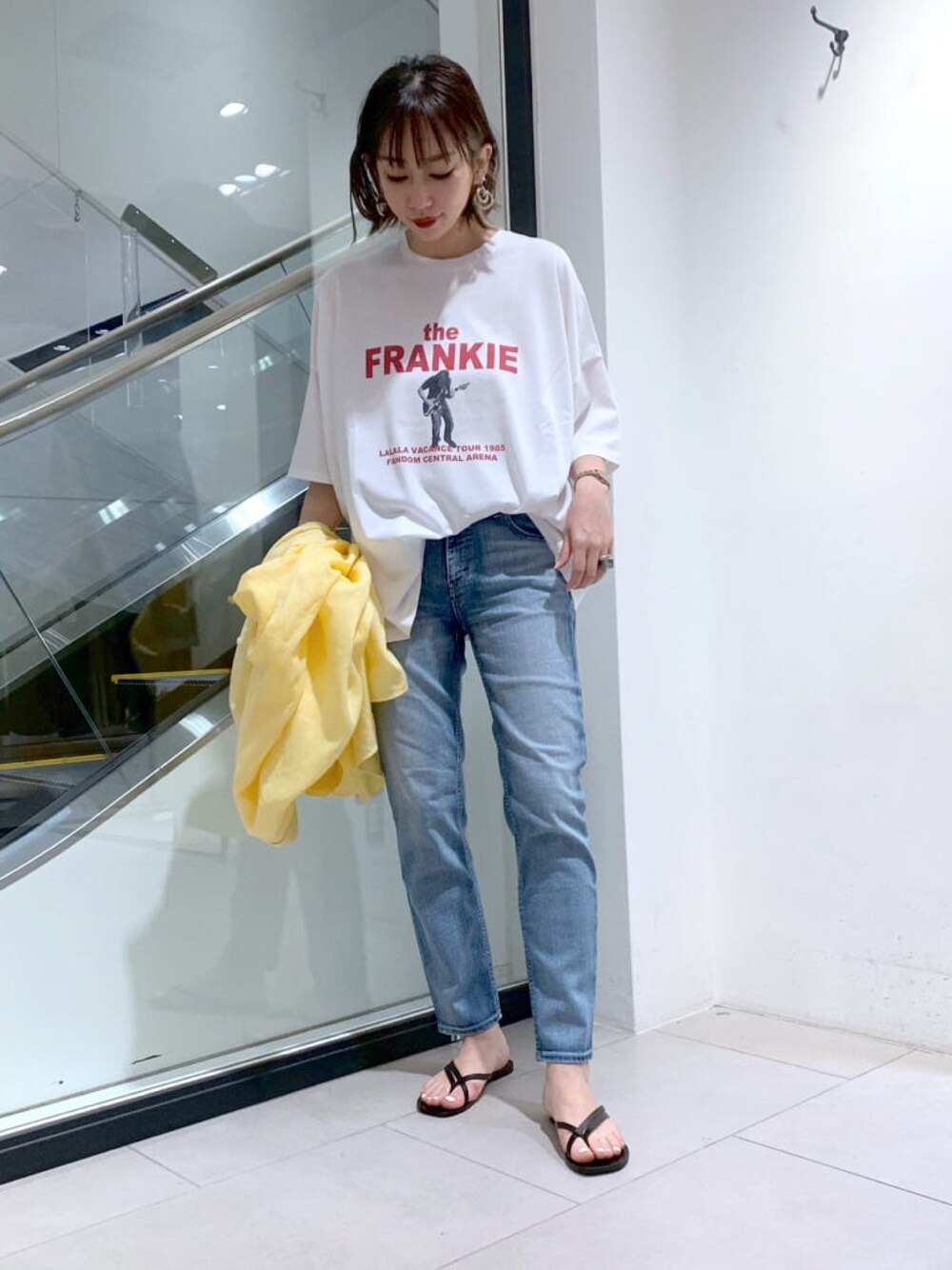 「ビッグシルエット、イエロー、カラーシャツ、春カラー、デニム、大人カジュアル、カジュアル、Tシャツ、ロゴT、夏コーデ、休日スタイル、黄色、相互フォロー、オーバーサイズ、シンプル」｜「OUVRAGE CLASSEの【YANUK/ヤヌーク】RUTH／ルース　スリムテーパードパンツ（デニムパンツ、ブルー系）」を使った、MAOさん（レディース・158cm）の春コーディネートの3枚目の写真