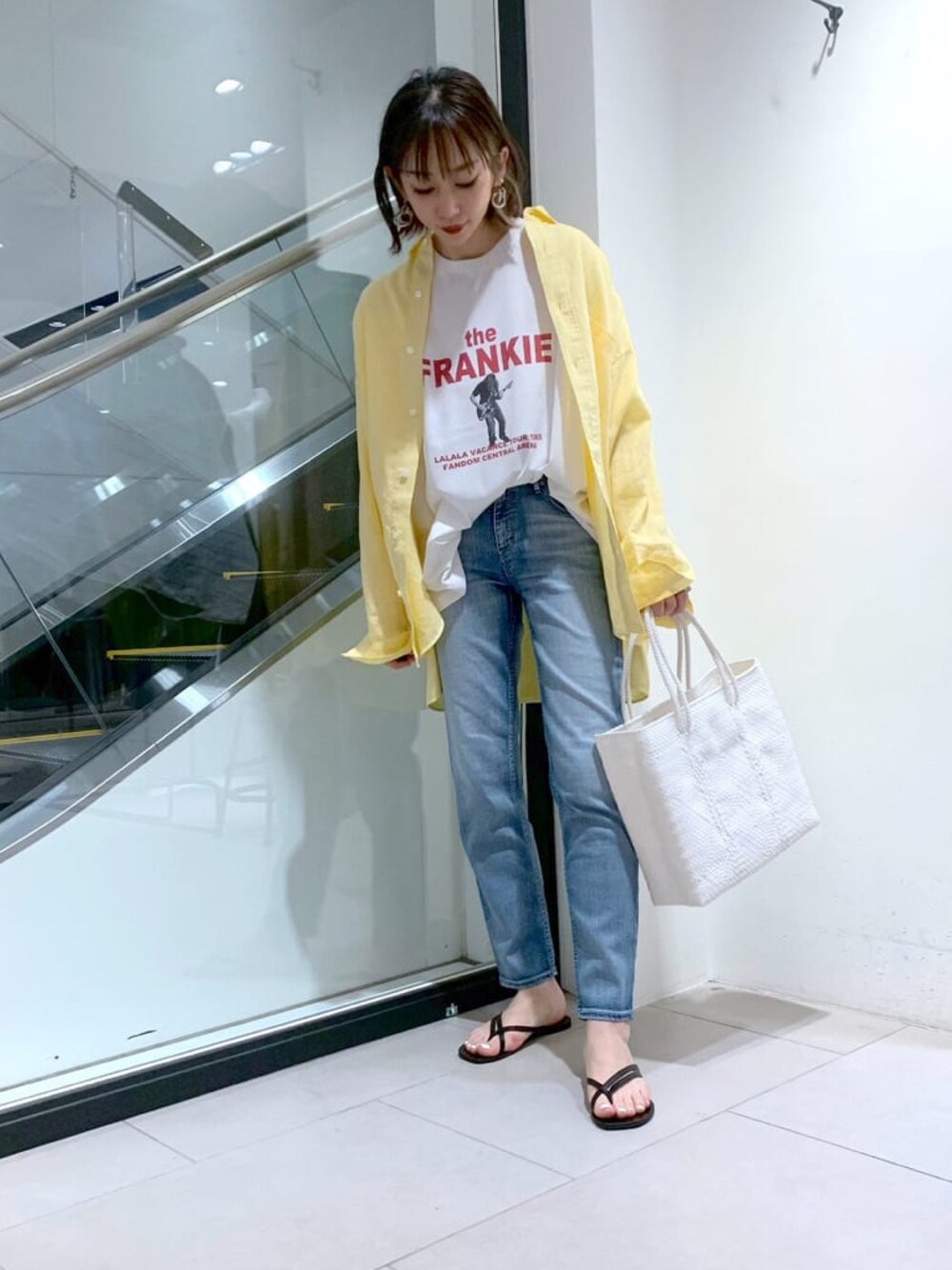 「ビッグシルエット、イエロー、カラーシャツ、春カラー、デニム、大人カジュアル、カジュアル、Tシャツ、ロゴT、夏コーデ、休日スタイル、黄色、相互フォロー、オーバーサイズ、シンプル」｜「OUVRAGE CLASSEの【YANUK/ヤヌーク】RUTH／ルース　スリムテーパードパンツ（デニムパンツ、ブルー系）」を使った、MAOさん（レディース・158cm）の春コーディネートの1枚目の写真