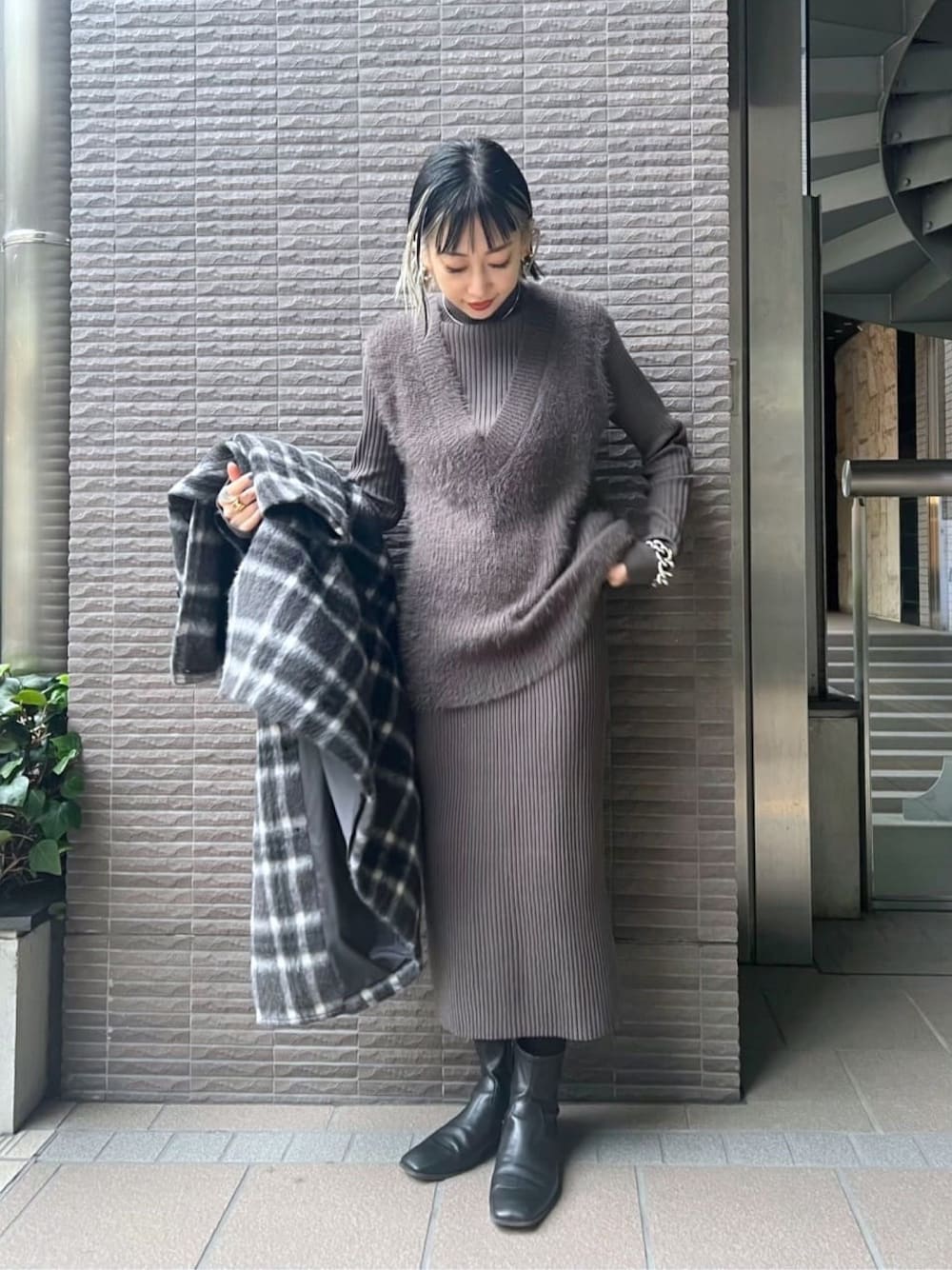 LARUTA】リブニットワンピース×フェザーベストセットを使った人気