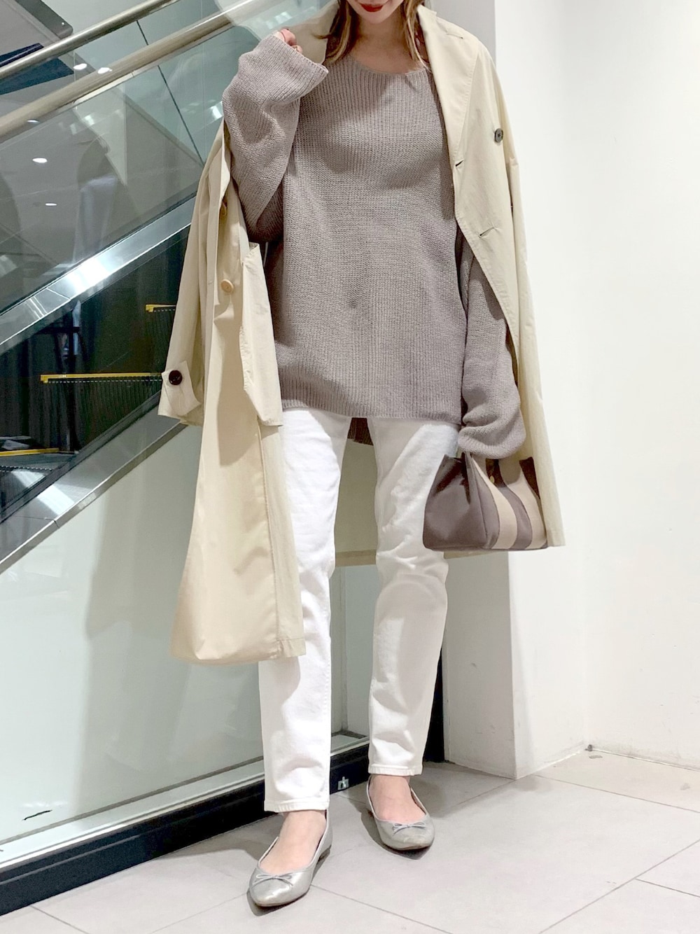 「デニム、ホワイトデニム、ホワイトパンツ、デニムパンツ、トレンチコート、春アウター、春コーデ、春ニット、ベージュ、大人カジュアル、きれいめカジュアル、シンプル、パンツスタイル、オーバーサイズ、カジュアル」｜「OUVRAGE CLASSEのワイドルーズプルオーバー（ニット/セーター、ベージュ系）」を使った、MAOさん（レディース・158cm）の春コーディネートの1枚目の写真
