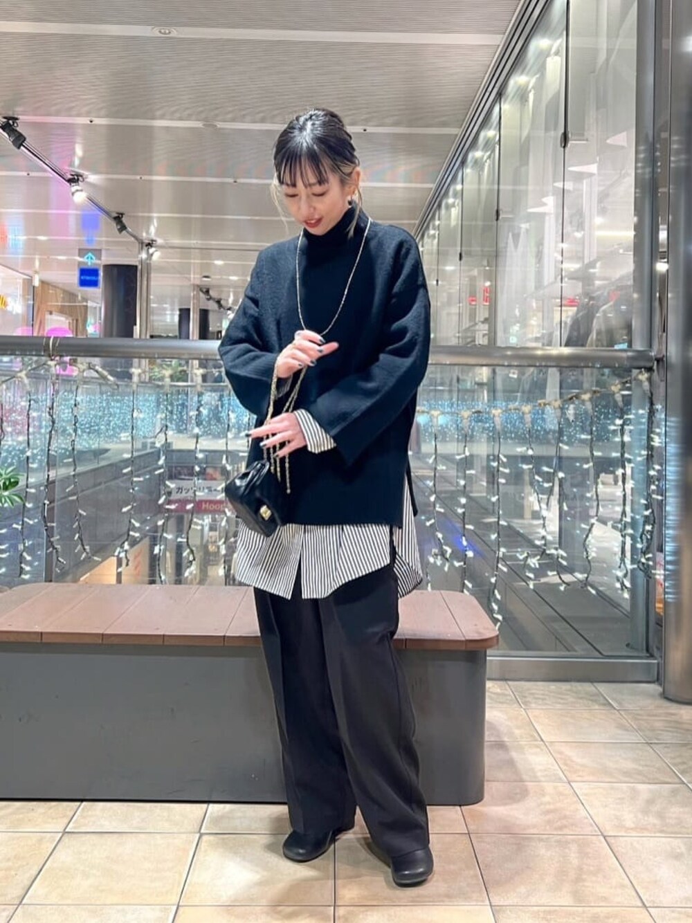 「ファッションを楽しもう、モノトーン、レイヤードスタイル、ハイネック、ニット、ワイドパンツ、タックパンツ、モード、モノトーンコーデ、きれいめカジュアル、大人カジュアル、カジュアル、オーバーサイズ、タートルネック、冬コーデ」｜「natural coutureのゆるモチハイネックニット（ニット/セーター、ブラック系）」を使った、MAOさん（レディース・160cm）の秋コーディネートの1枚目の写真