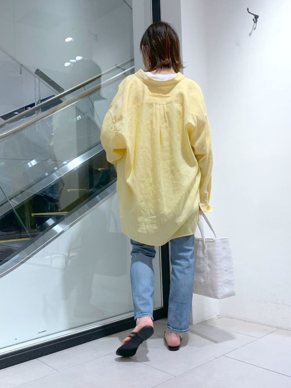 「ビッグシルエット、イエロー、カラーシャツ、春カラー、デニム、大人カジュアル、カジュアル、Tシャツ、ロゴT、夏コーデ、休日スタイル、黄色、相互フォロー、オーバーサイズ、シンプル」｜「OUVRAGE CLASSEの【YANUK/ヤヌーク】RUTH／ルース　スリムテーパードパンツ（デニムパンツ、ブルー系）」を使った、MAOさん（レディース・158cm）の春コーディネートの2枚目の写真