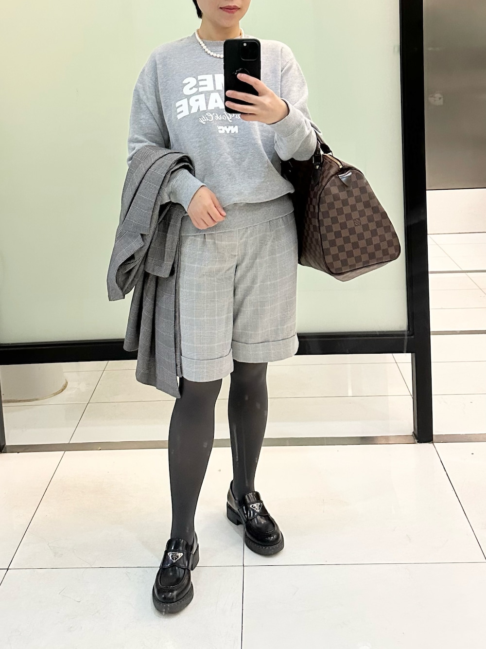 「GOOD ROCK SPEEDの【NYC X GOOD ROCK SPEED】（スウェット、グレー系）」を使った、jolinwangさん（レディース・159cm）の秋コーディネートの1枚目の写真