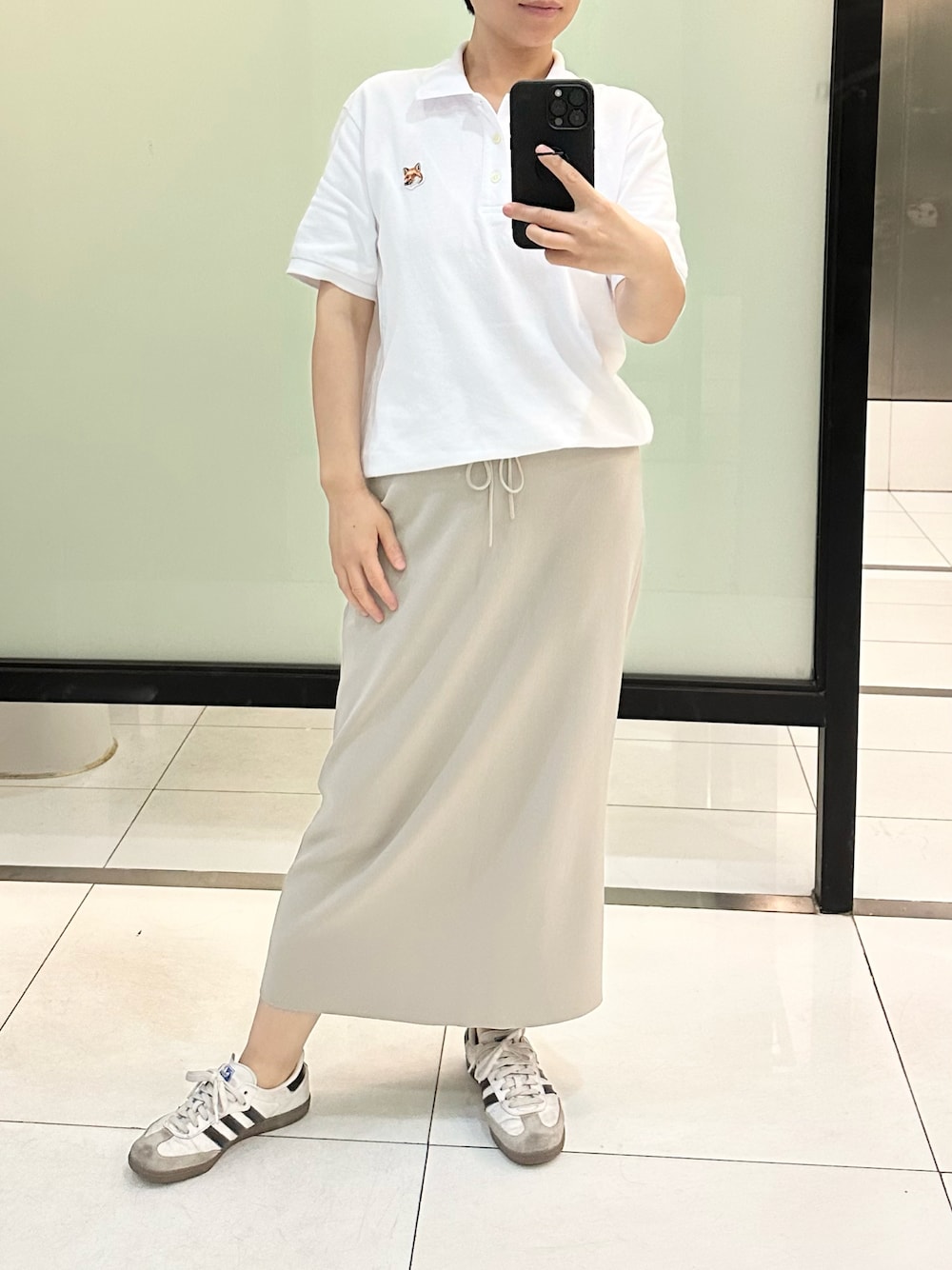 「Maison KitsuneのFOX HEAD PATCH CLASSIC POLO（ポロシャツ、ホワイト系）」を使った、jolinwangさん（レディース・159cm）の秋コーディネートの1枚目の写真