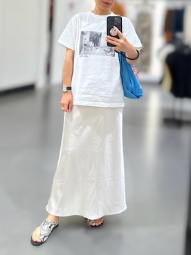 「ADAM ET ROPE'（アダムエロペ）の【アウトレット店舗・WEB限定】ROBERTA BAYLEY フォトTシャツ1（Tシャツ/カットソー、ホワイト系）」を使った、jolinwangさん（レディース・159cm）の秋コーディネート