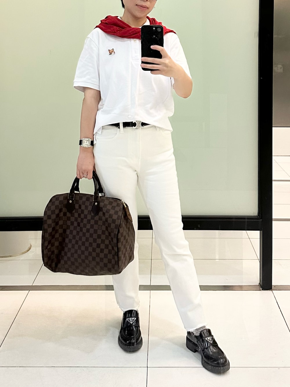 「Maison KitsuneのFOX HEAD PATCH CLASSIC POLO（ポロシャツ、ホワイト系）」を使った、jolinwangさん（レディース・159cm）の秋コーディネートの1枚目の写真