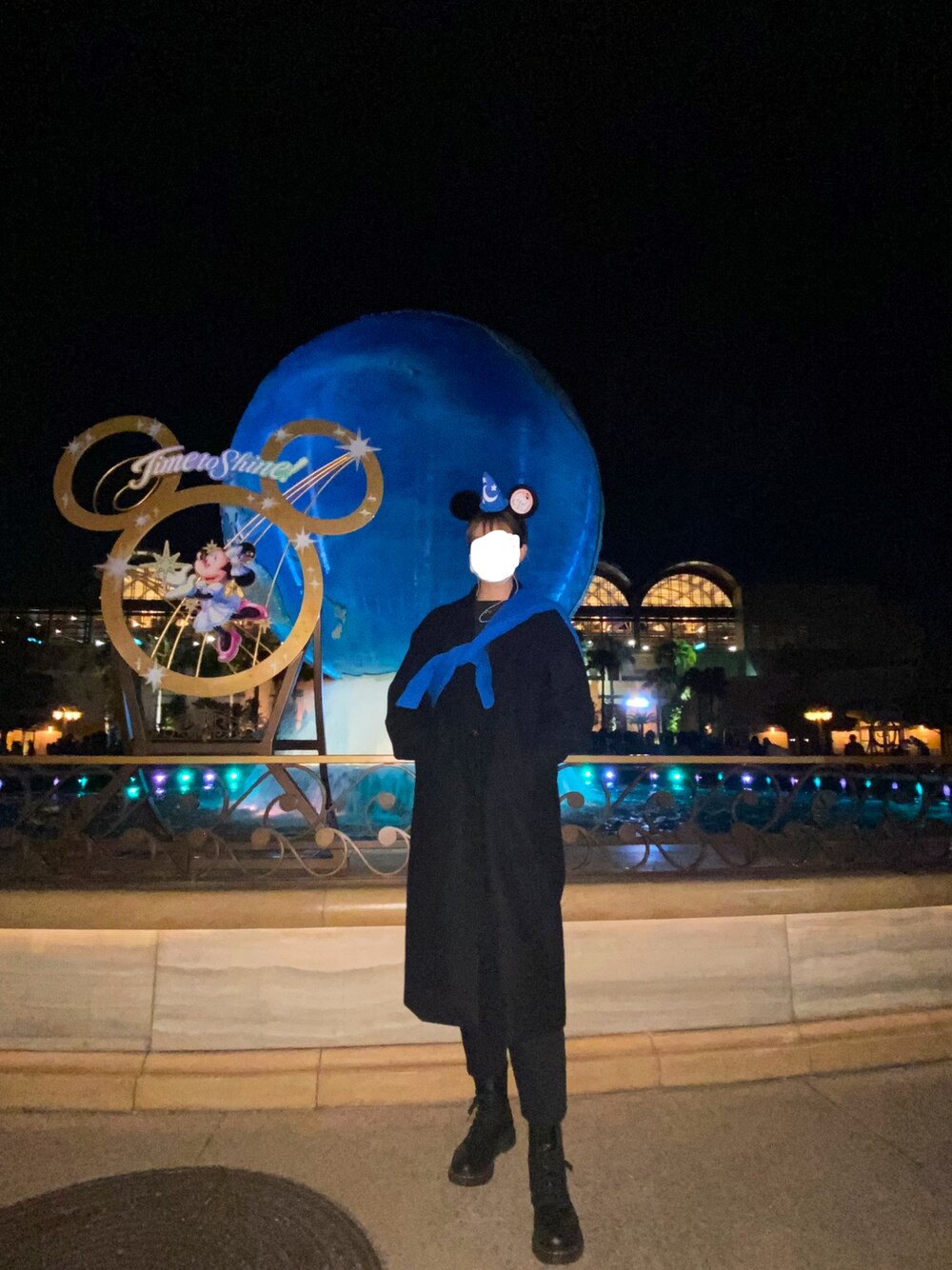 「disney、高身長女子、ブラックコーデ、ワンポイント」｜「古着のアイテム（スウェット、ブルー系）」を使った、moekaさん（レディース・174cm）の春コーディネートの1枚目の写真