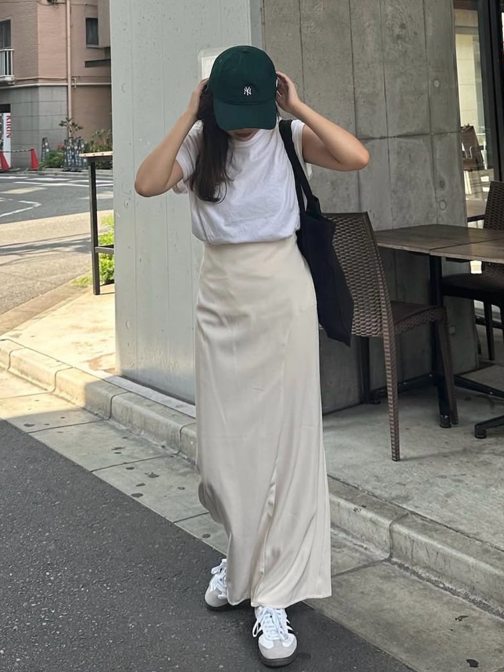 「やっぱり帽子が好き、白シャツ、白Tシャツ、グリーンコーデ、スカートスタイル、大人カジュアル」｜「NEW ERAのアイテム（帽子、グリーン系）」を使った、ウナさん（骨格ウェーブ・レディース・155cm）の春コーディネートの1枚目の写真
