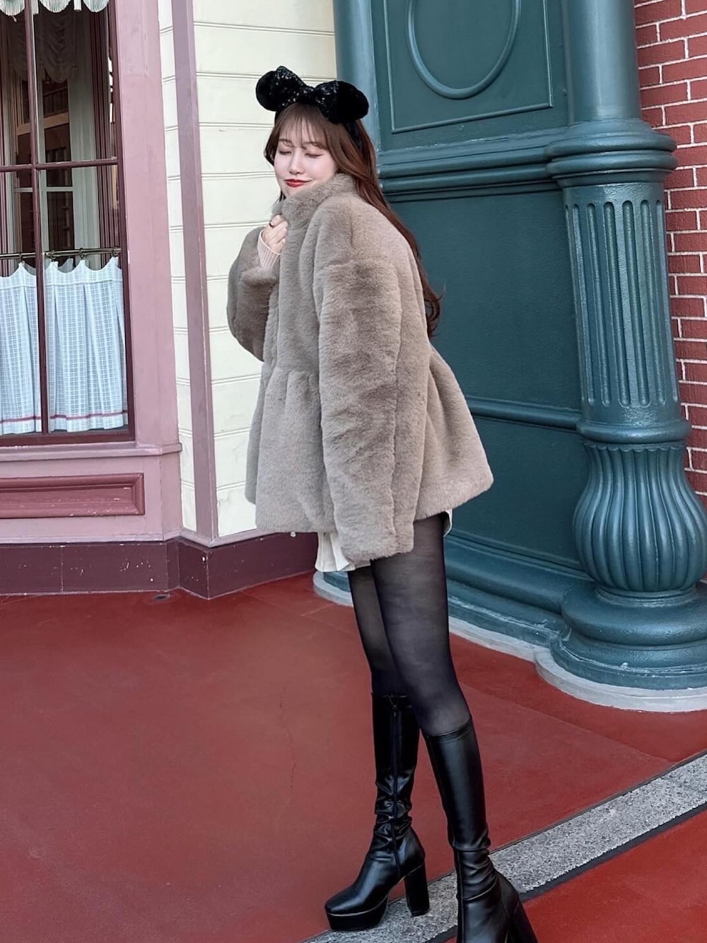 「冬コーデ、クリスマスに着たい服、ホワイトコーデ、秋冬コーデ、ディズニーコーデ、大人かわいい、アウターコーデ、オトナ女子」｜「emorのアイテム（ジャケット/アウター、ベージュ系）」を使った、ウナさん（骨格ウェーブ・レディース・155cm）の冬コーディネートの1枚目の写真
