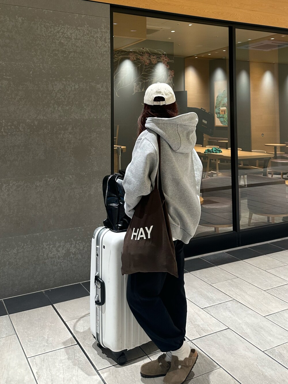 「秋冬コーデ、パーカー、カジュアルコーデ、メンズライク、ファッションを楽しもう、スウェットコーデ、パンツスタイル、キャップ、帰省コーデ」｜「INTER FACTORYのtaro - Zip up Shell Hoodie / ジップアップシェルフーディ　made in INTER FACTORY（パーカー、グレー系）」を使った、ウナさん（レディース・154cm）の秋コーディネートの1枚目の写真