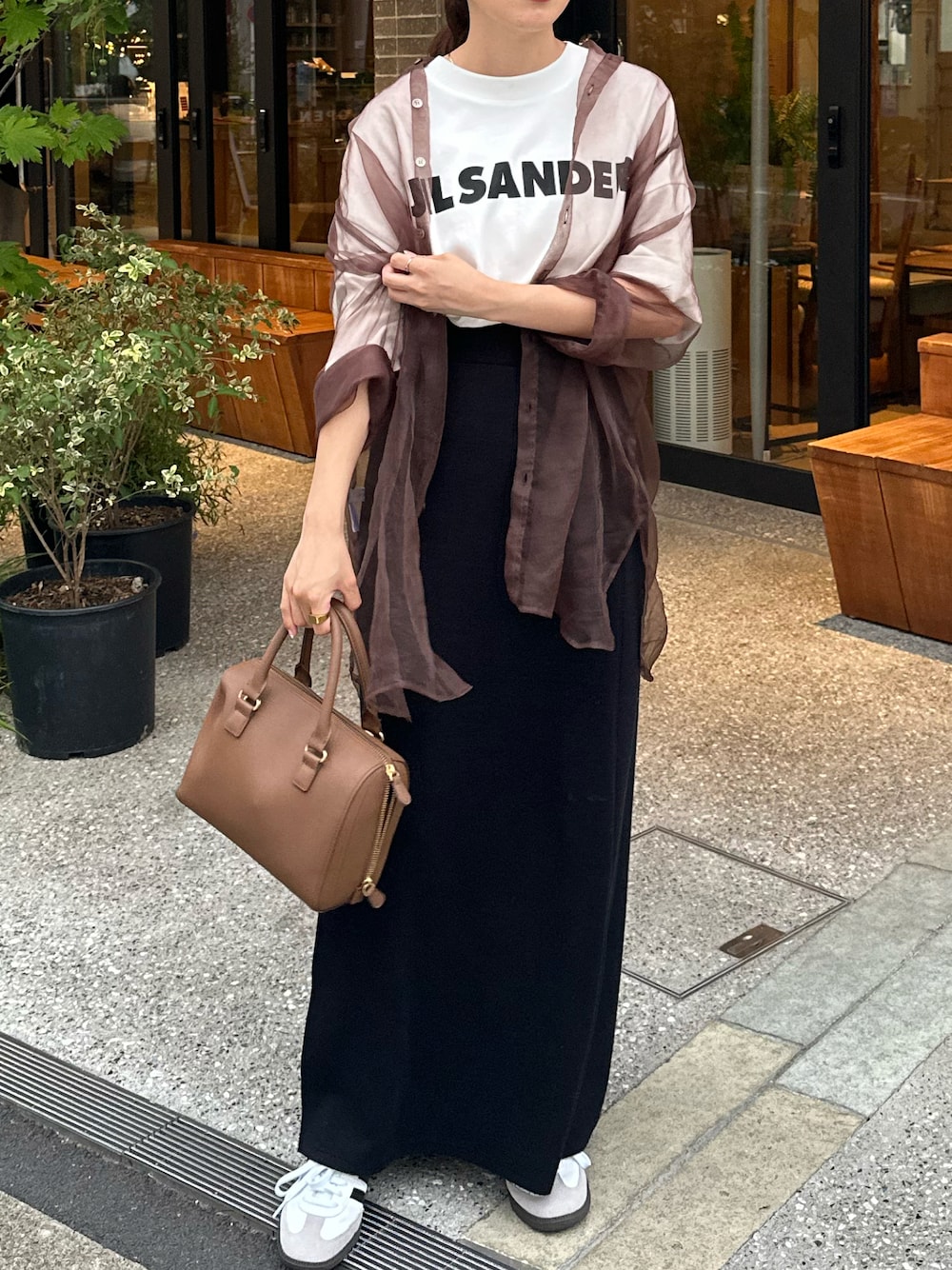 「このスタイルがお気に入り、シンプルスタイル、ロゴT、大人女子、キレイめカジュアル、スカートスタイル、シアートップス、シアーシャツ、ブラウンコーデ、お気に入りコーデ、休日コーデ」｜「Lavish Gateのアイテム（シャツ/ブラウス、ブラウン系）」を使った、ウナさん（レディース・154cm）の夏コーディネートの1枚目の写真