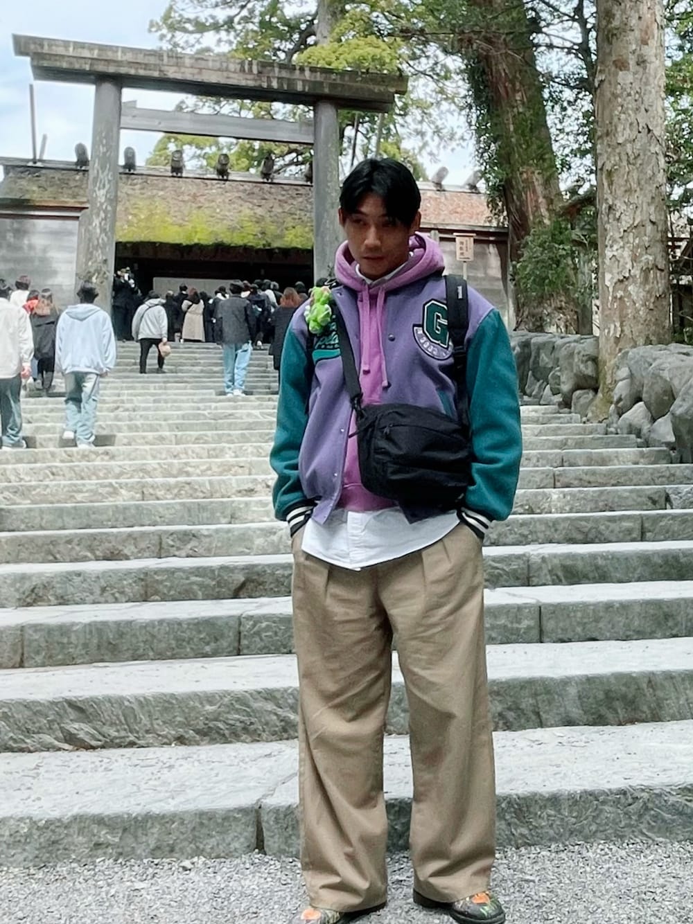 ホワイト系のシャツ/ブラウス、パープル系のスタジャン、ベージュ系のチノパンツを着用したメンズの春コーディネートの1枚目の写真