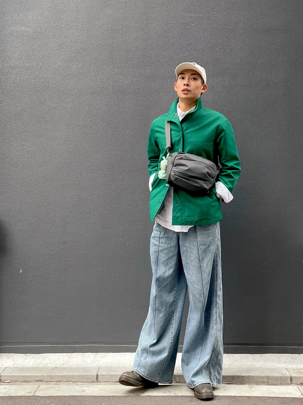 グリーン系のブーツ、ホワイト系のシャツ/ブラウス、ブルー系のデニムパンツを着用したメンズの春コーディネートの1枚目の写真