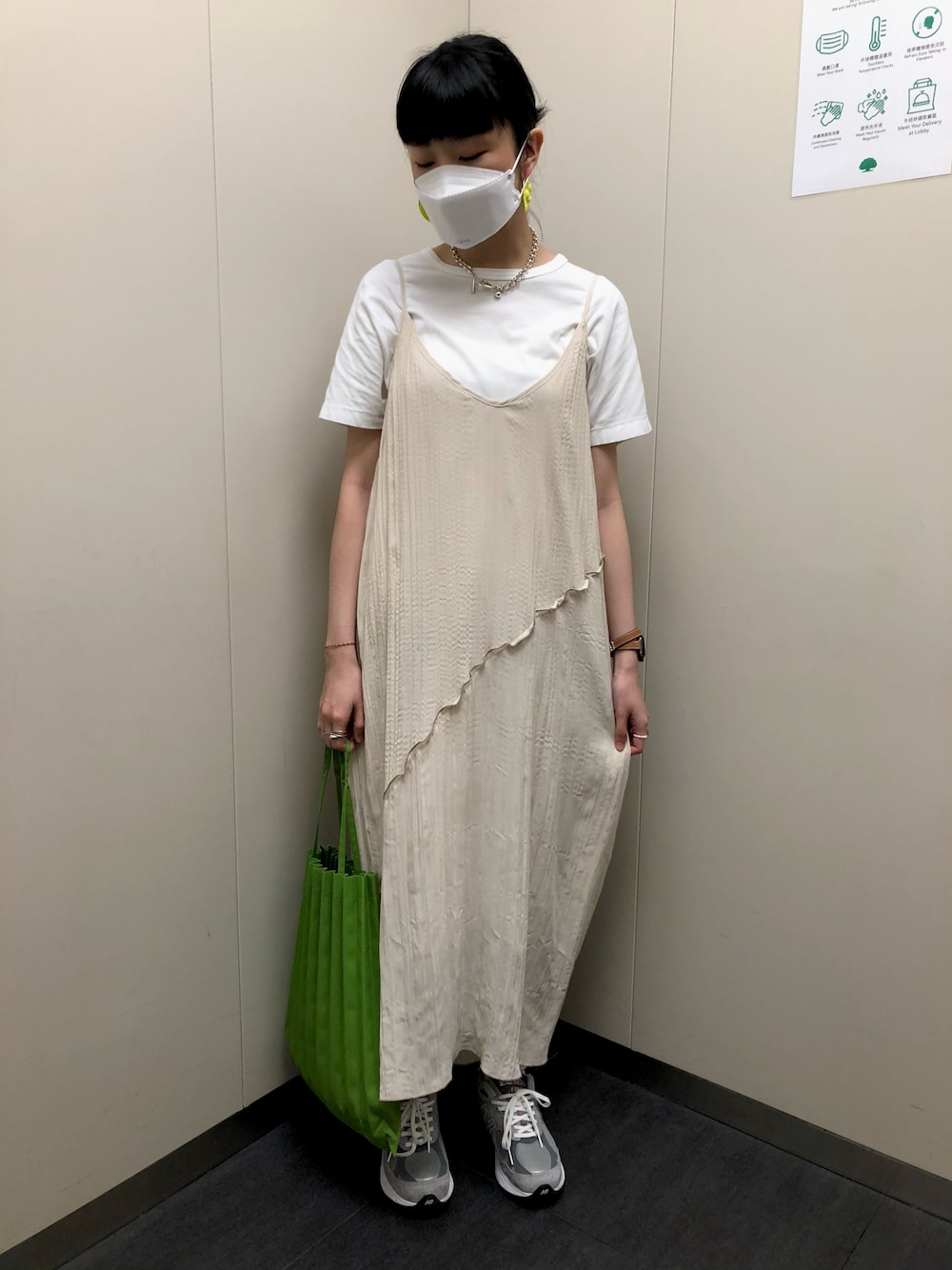 「ootd、夏、New Balance、issey miyake me、日系」｜「NEW BALANCEのNEW BALANCE: M990V5（スニーカー、ブラック系）」を使った、yiitii さん（レディース・160cm）の春コーディネートの1枚目の写真
