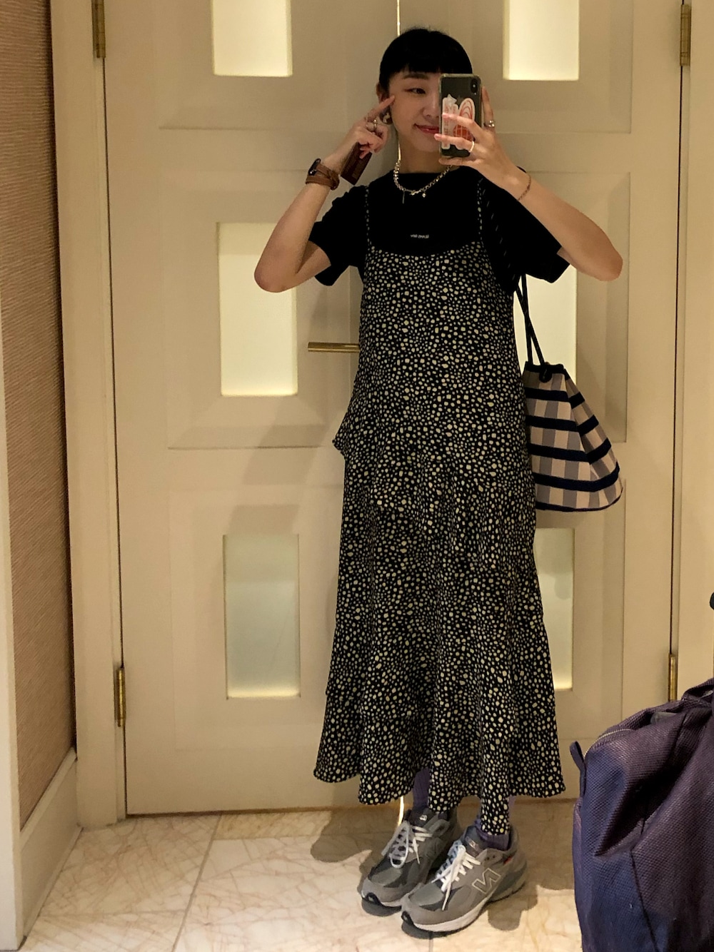 「ootd、夏、New Balance、BEAMS BOY」｜「BEAMS BOYのBEAMS BOY / エンブロイダリー クルー Tシャツ（Tシャツ/カットソー、ブラック系）」を使った、yiitii さん（レディース・160cm）の夏コーディネートの1枚目の写真