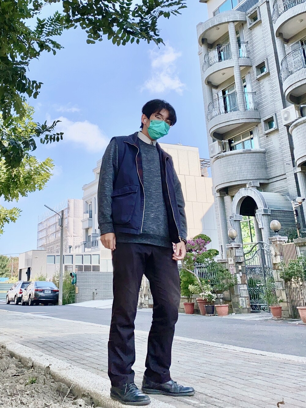 「UNIQLO、冬コーデ、Taiwan、冬、simple、ootd、winter、台湾、working style、洋裝、冬のコーデ、冬アウター、通勤穿搭、日系極簡、基礎款」｜「VINTAGEのアイテム（その他アウター、ブルー系）」を使った、Gorbinzsheさん（メンズ・170cm）の冬コーディネートの1枚目の写真