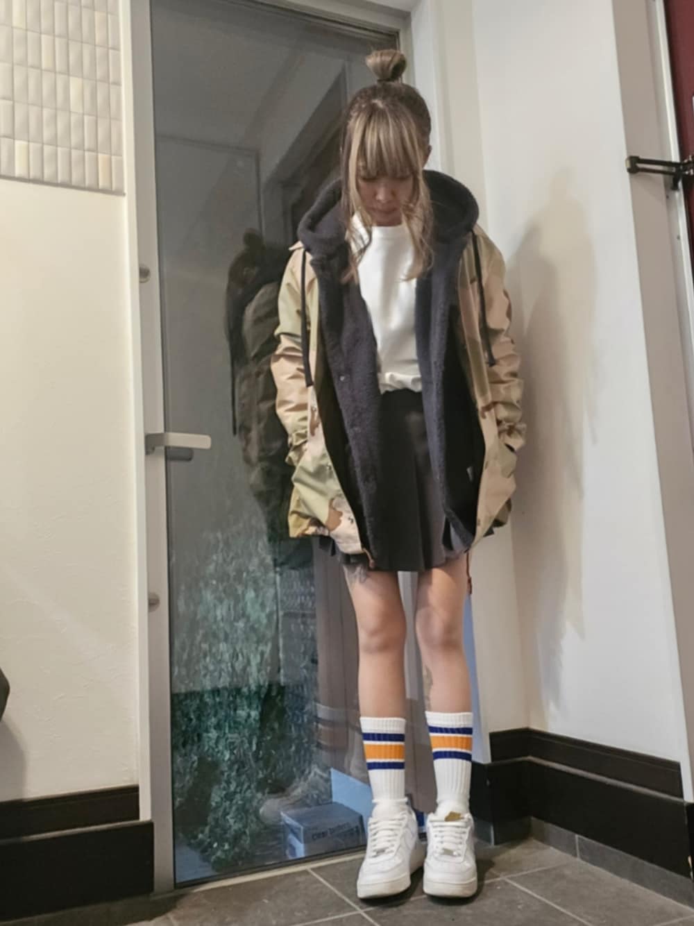 「コーチジャケット、スコート、GU、オーバーサイズ」｜「ill180のアイテム（Tシャツ/カットソー、ホワイト系）」を使った、AyamiyakEさん（レディース・158cm）の春コーディネートの1枚目の写真