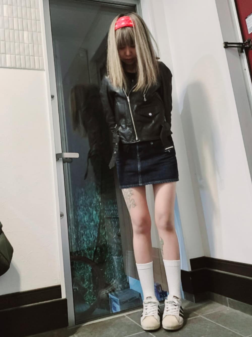 「ライダースジャケット、ミニスカート、デニムスカート、スニーカー、ライダース好きと繋がりたい」｜「SAMURAI JEANSのアイテム（デニムスカート、その他）」を使った、AyamiyakEさん（レディース・158cm）の春コーディネートの1枚目の写真