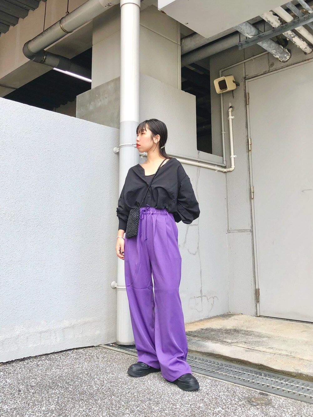 「大人カジュアル、ストリート、パープル、Kastane」｜「Kastaneのカラバリタックジャージーパンツ（その他パンツ、パープル系）」を使った、Ishida azusaさん（レディース・157cm）の夏コーディネートの1枚目の写真