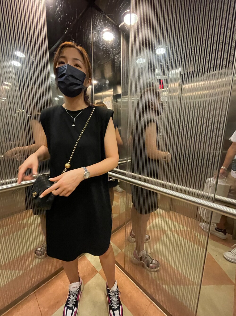「ZARAのアイテム（ジャンパースカート、ブラック系）」を使った、Marcus駱さん（レディース・167cm）の夏コーディネートの1枚目の写真