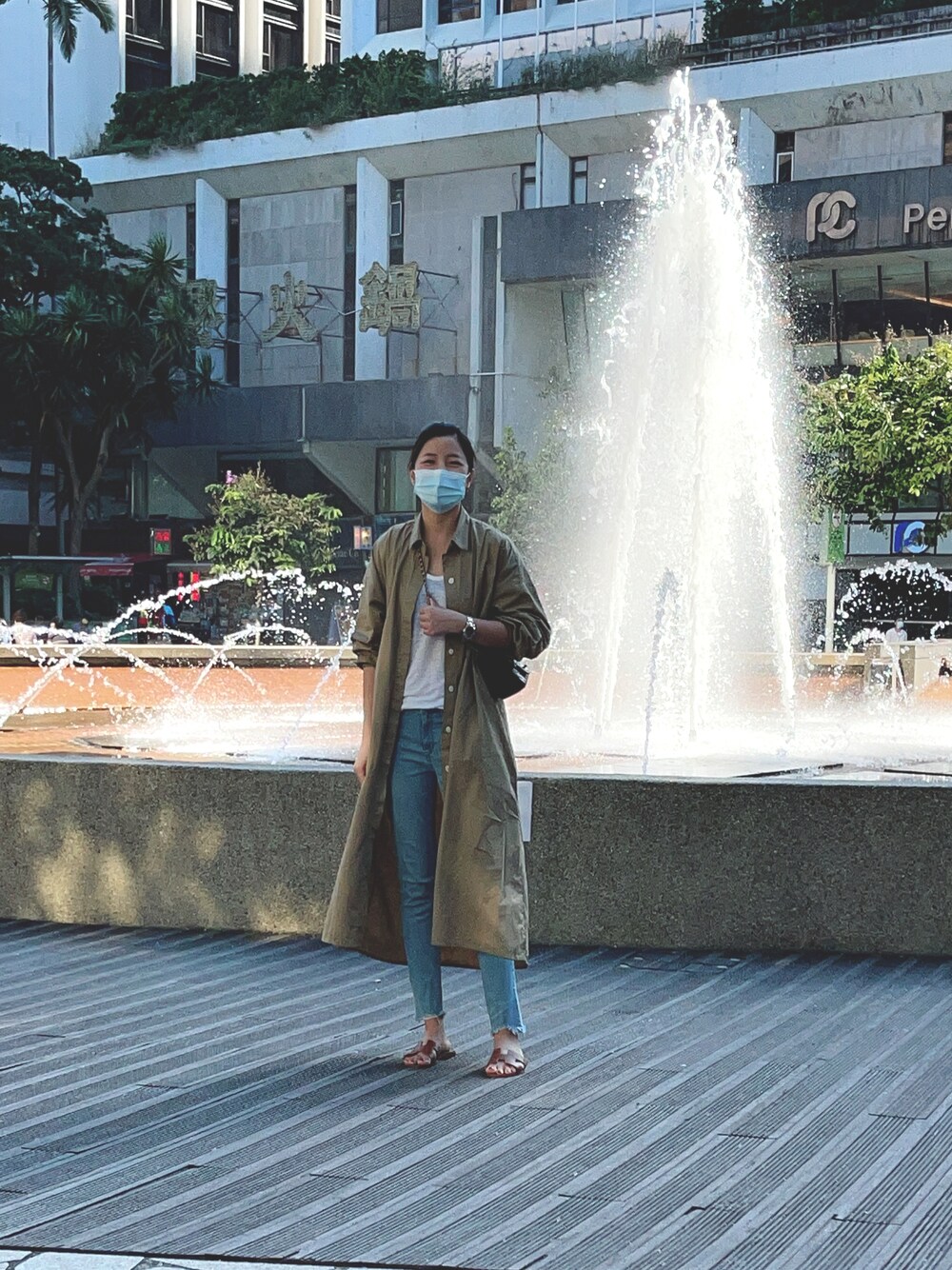 「ZARAのアイテム（Tシャツ/カットソー、ホワイト系）」を使った、Marcus駱さん（キッズ・100cm）の秋コーディネートの1枚目の写真