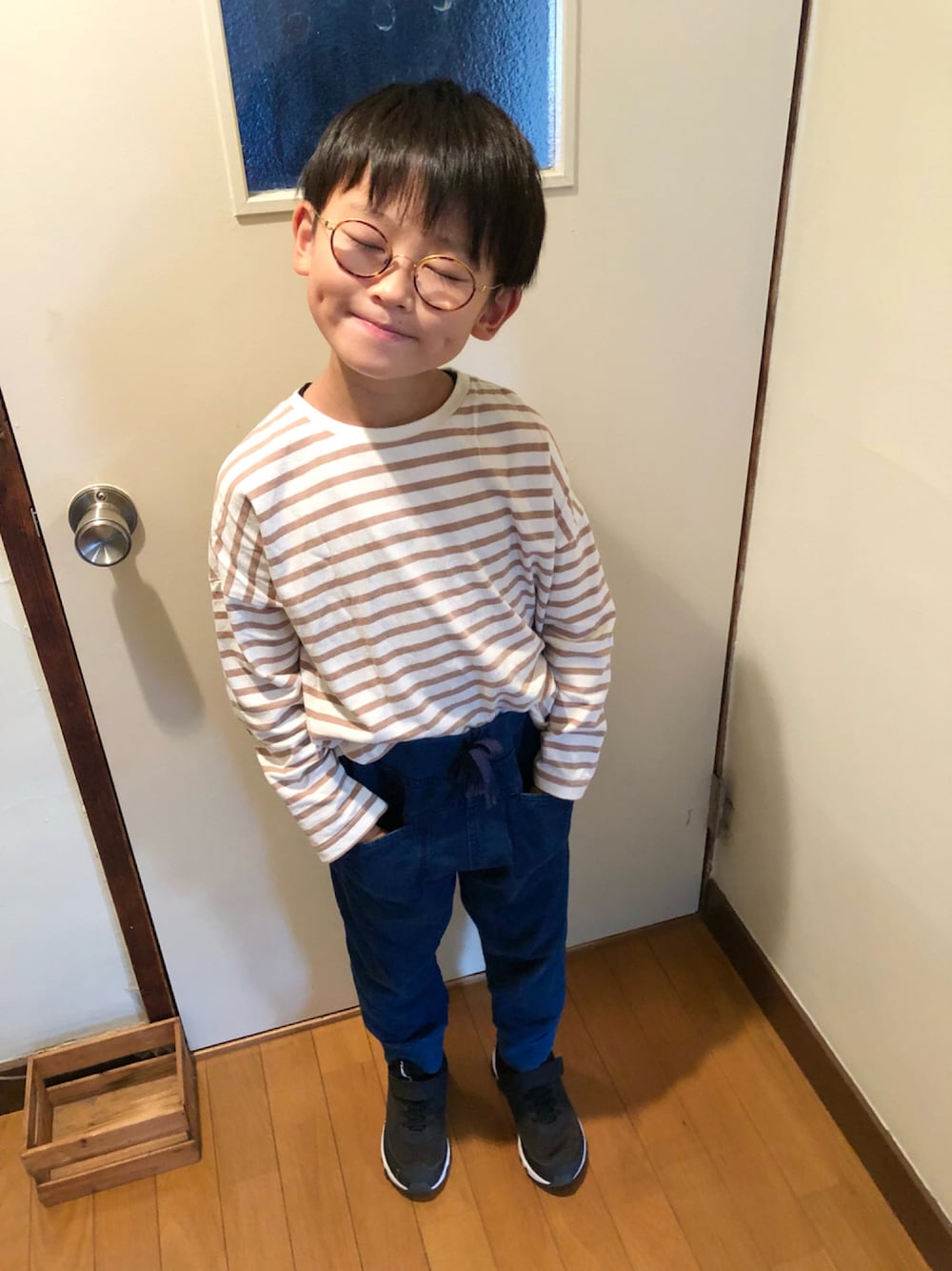 「スニーカー、デニム、ボーダー、パンツスタイル、リラックススタイル、シンプルコーデ、プチプラコーデ、カジュアルコーデ、着回しコーデ、秋コーデ」｜「JUNK STOREのWEB限定 ビッグボーダーTシャツ（Tシャツ/カットソー、ベージュ系）」を使った、naomamaさん（キッズ・120cm）の秋コーディネートの1枚目の写真