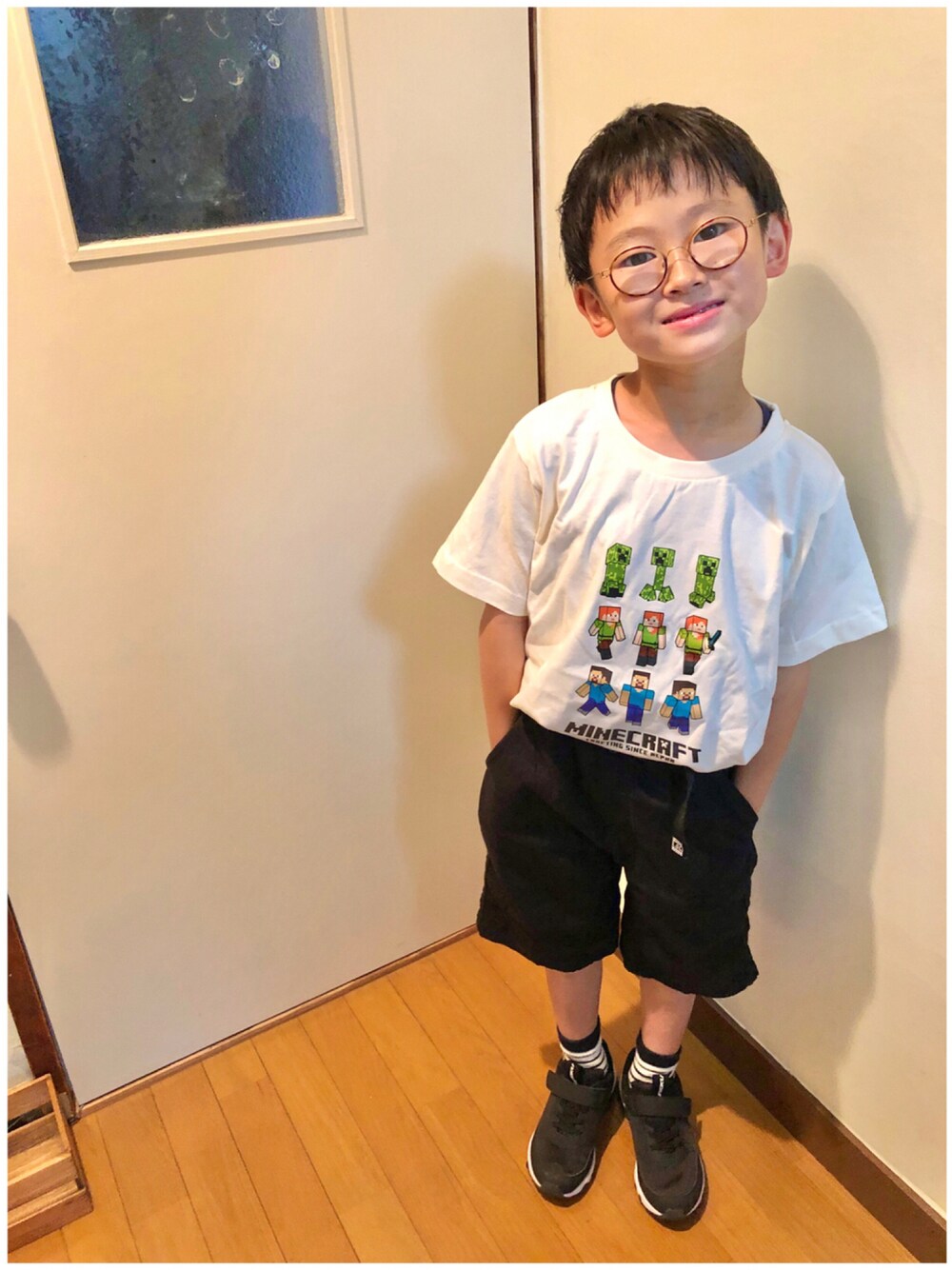 「夏コーデ、カジュアルコーデ、パンツスタイル、プチプラ、ラフ、着回しコーデ、スニーカー、Tシャツ、しまむら、めがね」｜「しまむらのアイテム（Tシャツ/カットソー、ベージュ系）」を使った、naomamaさん（キッズ・120cm）の夏コーディネートの1枚目の写真