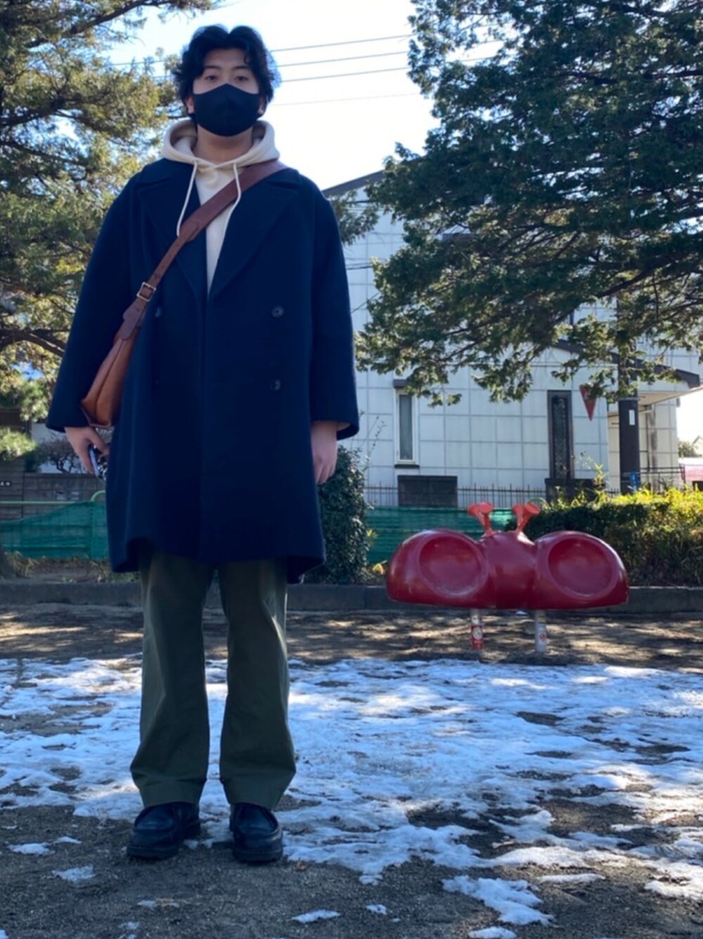 「革靴、FREAK’Ｓ STORE、Paraboot、ブラウン、nigelcabourn、秋冬コーデ、大人コーデ、パラブーツ、きれいめカジュアル、アメカジ、冬のコーデ、オーバーサイズ、パーカー、カーゴパンツ、ロングコート」｜「SLOWのアイテム（ショルダーバッグ、ブラウン系）」を使った、マンボーさん（メンズ・185cm）の冬コーディネートの1枚目の写真