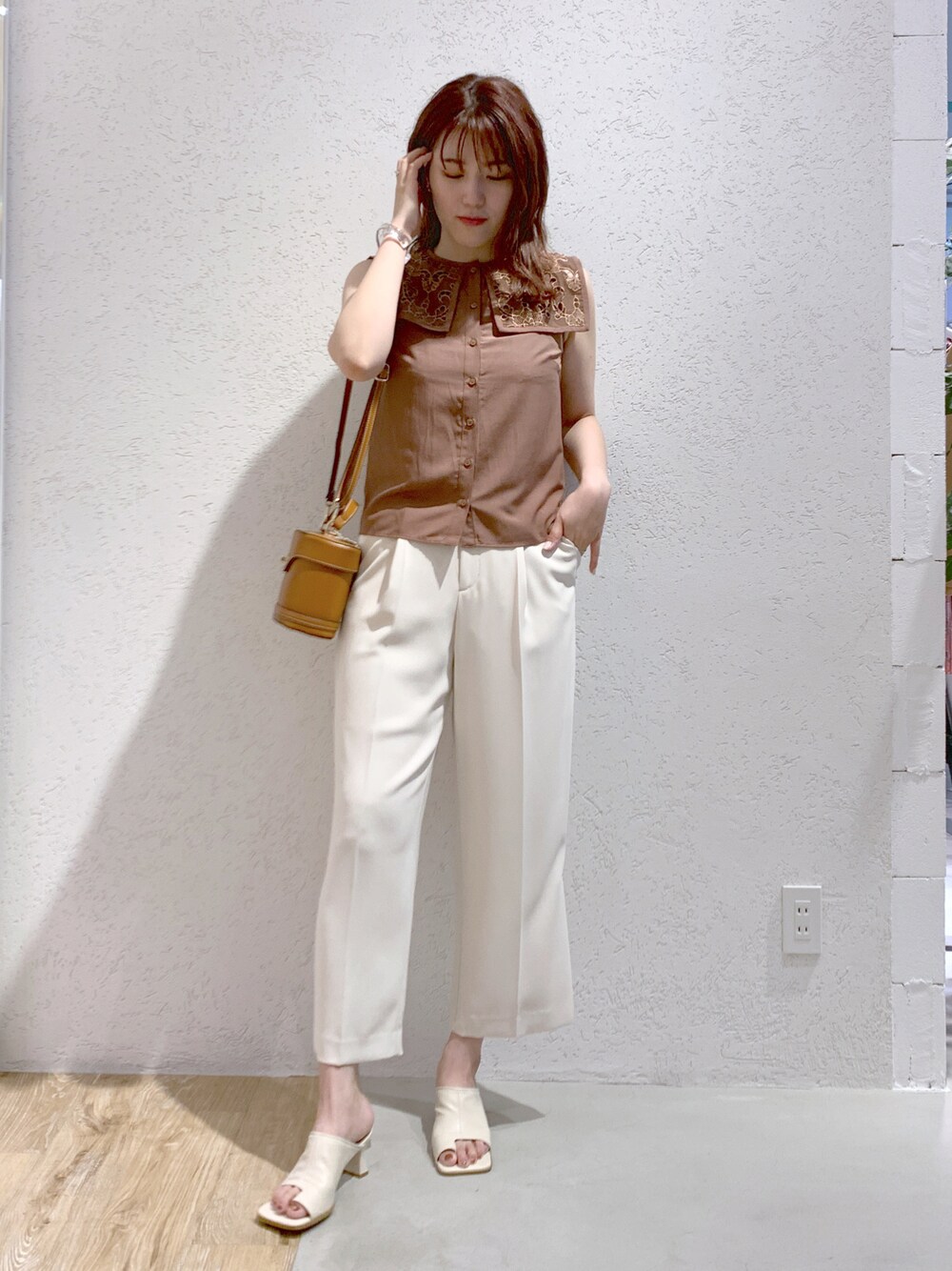 「ブラウス、ブラウン、襟付きトップス、パンツスタイル、ワイドパンツ、オトナカワイイ、大人かわいい、ノースリーブ、スカートスタイル、白パンツ、デート、休日コーデ」｜「Andemiuのハイウエストカラースリットパンツ285899（スラックス、ホワイト系）」を使った、hanaka.さん（レディース・171cm）の夏コーディネートの1枚目の写真