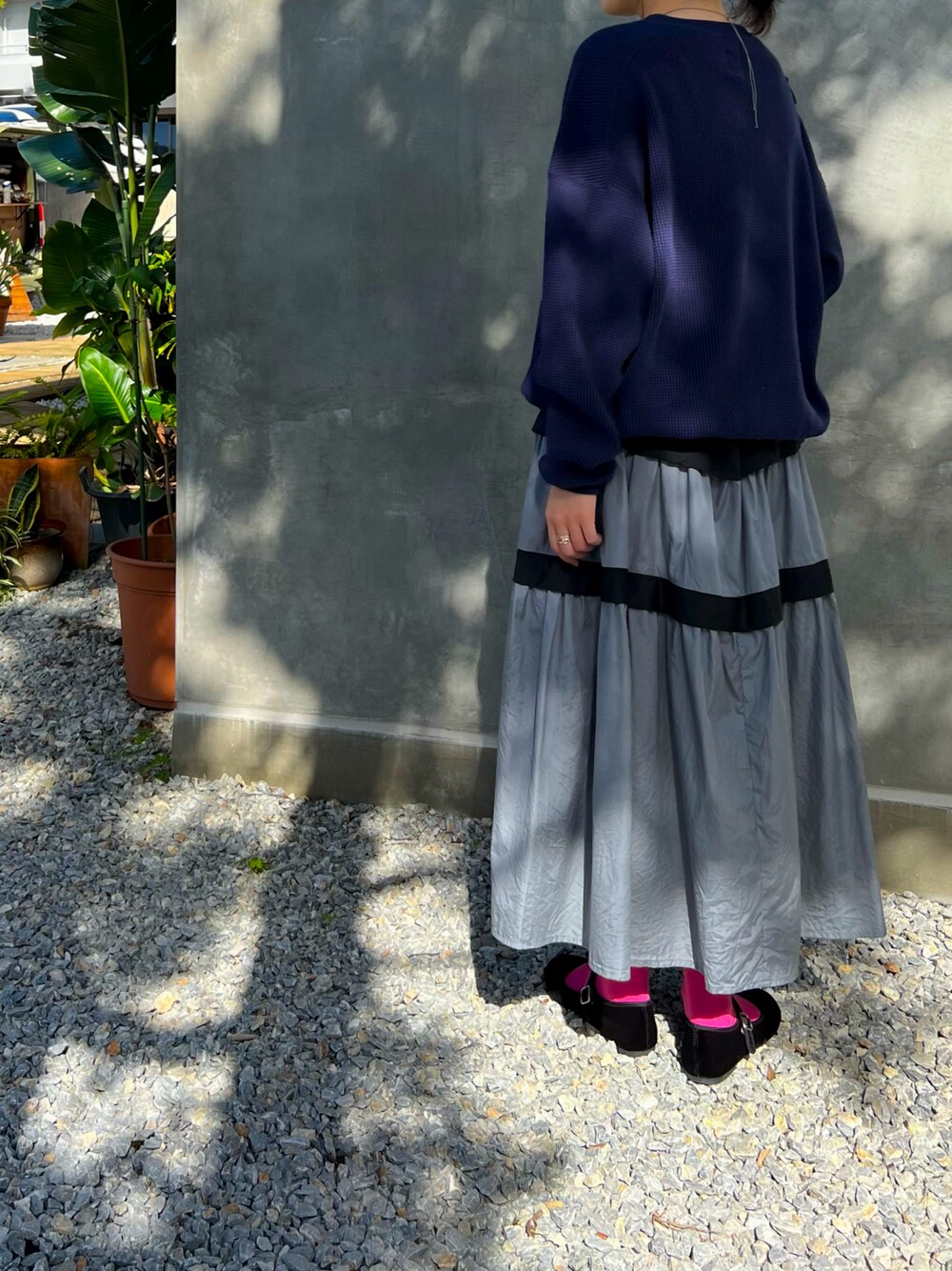 「オトナ女子、シンプルコーデ、2022秋冬、高身長コーデ、高身長女子、沖縄、ワッフルクルーネックＴ、ピンク、ピンク靴下、差し色、ネイビー×ピンク」｜「SancaのSANCA / ビッグ ワッフルカットソー〈WOMEN〉（Tシャツ/カットソー、ブルー系）」を使った、momonoさん（レディース・167cm）の冬コーディネートの1枚目の写真