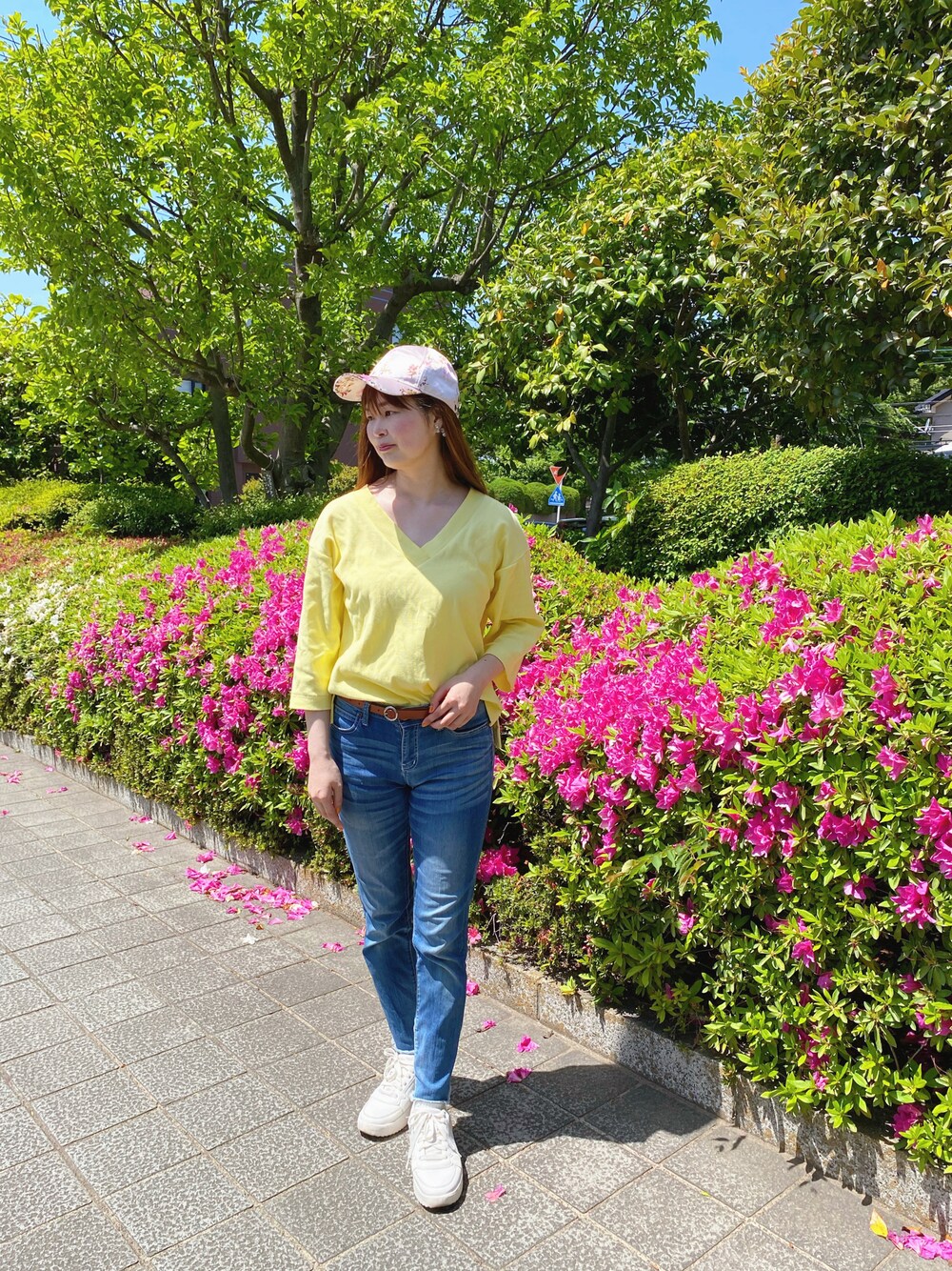 「今日のコスメと服、休日コーデ、初夏コーデ、カジュアル、スポーティ、デニムパンツ、スニーカーコーデ、キャップ、Vネック、パンツスタイル、イエロー、シンプルスタイル、プチプラコーデ、GU、カラーコーデ」｜「GUのアイテム（Tシャツ/カットソー、イエロー系）」を使った、北澤 希世子さん（骨格ウェーブ・レディース・165cm）の春コーディネートの1枚目の写真