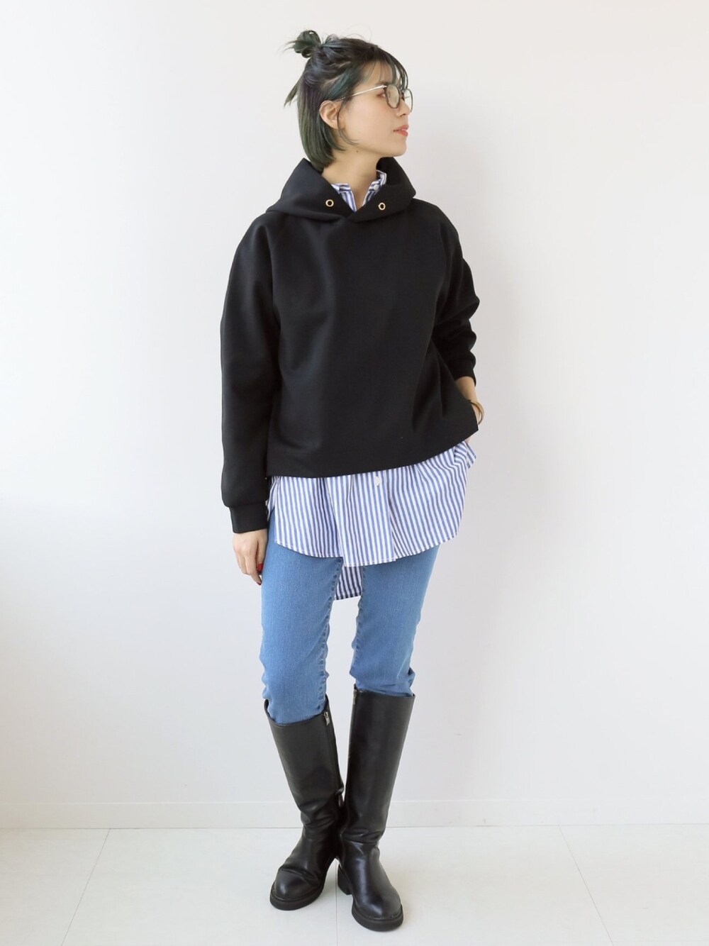 ブラック系のTシャツ/カットソー、ブルー系のデニムパンツを着用したレディースの冬コーディネートの1枚目の写真