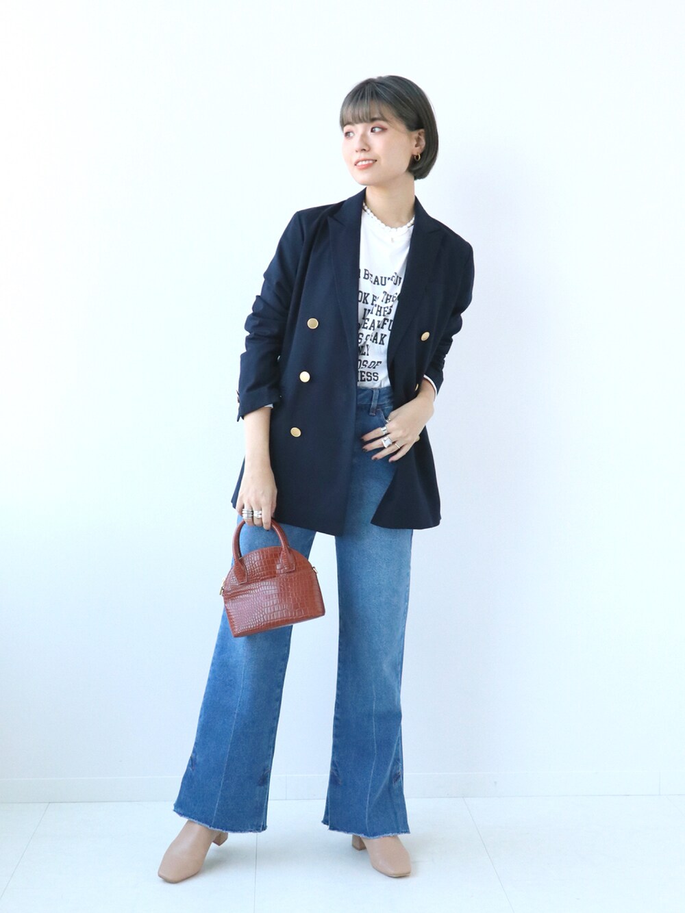 ブルー系のその他アウター、ホワイト系のTシャツ/カットソー、ベージュ系のその他シューズを着用したレディースの秋コーディネートの1枚目の写真